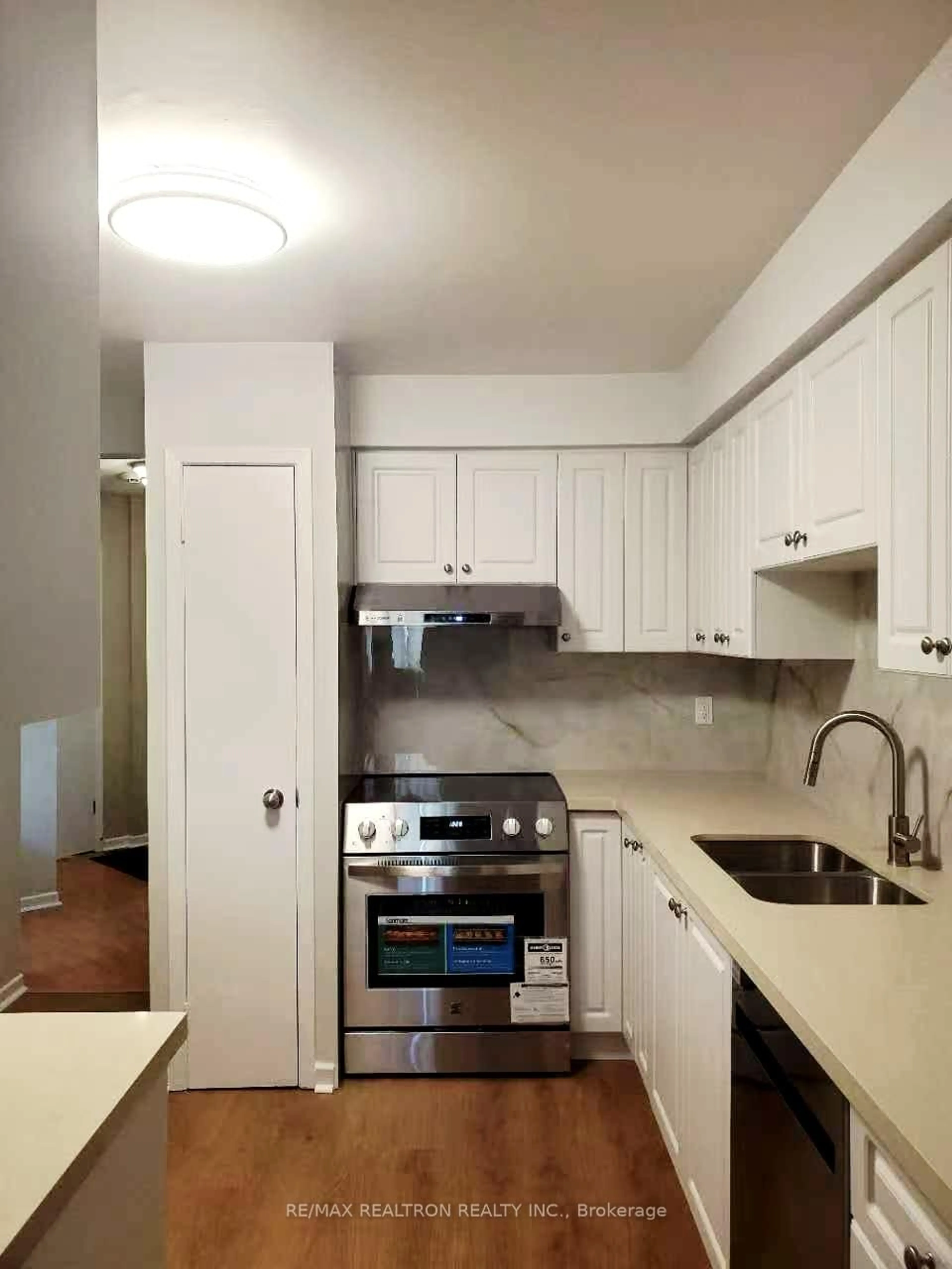 Standard kitchen, unknown for 1180 Mississauga Valley Blvd #100, Mississauga Ontario L5A 3M9