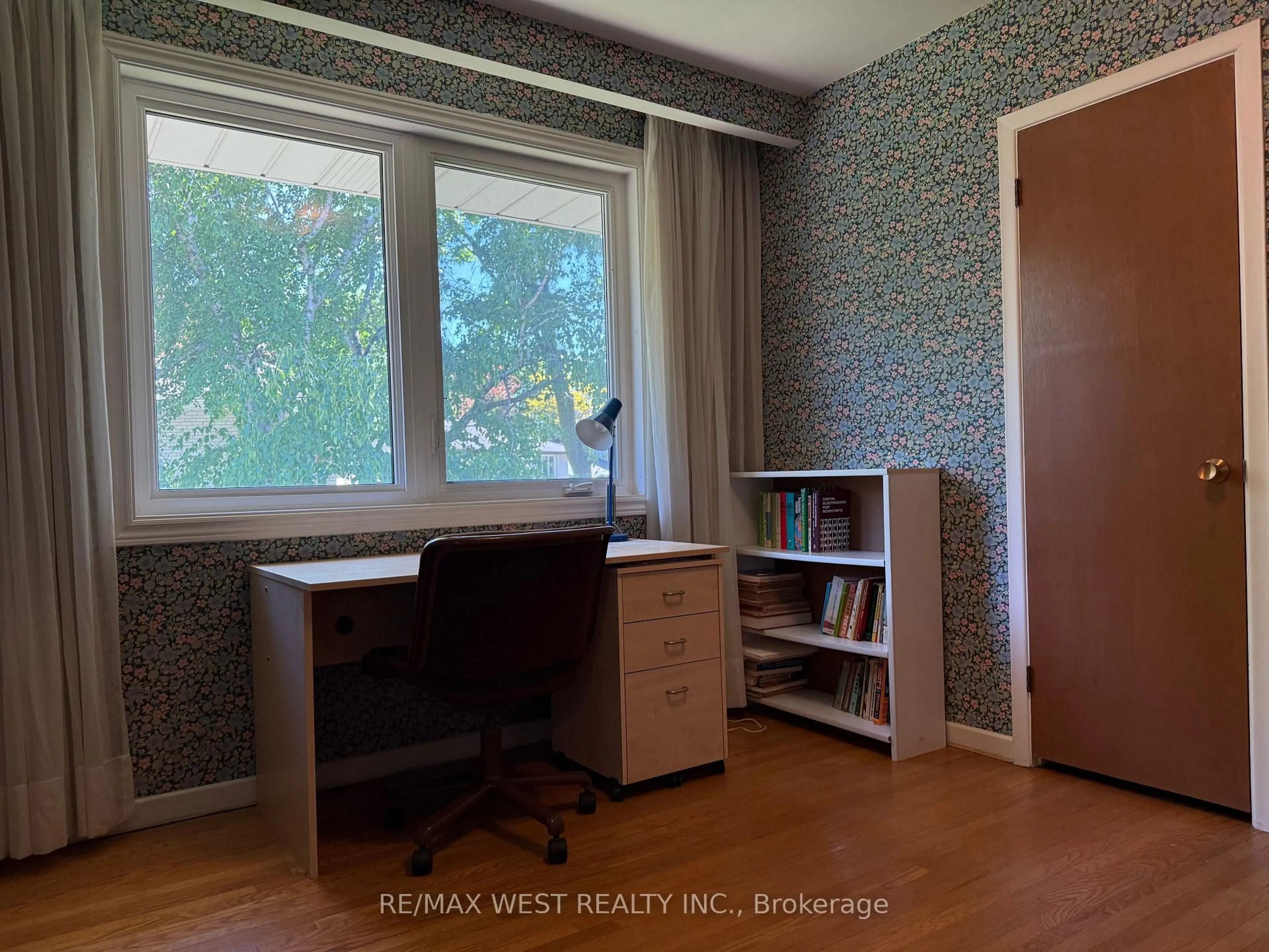 A pic of a room for 51 Winterton Dr, Toronto Ontario M9B 3G8