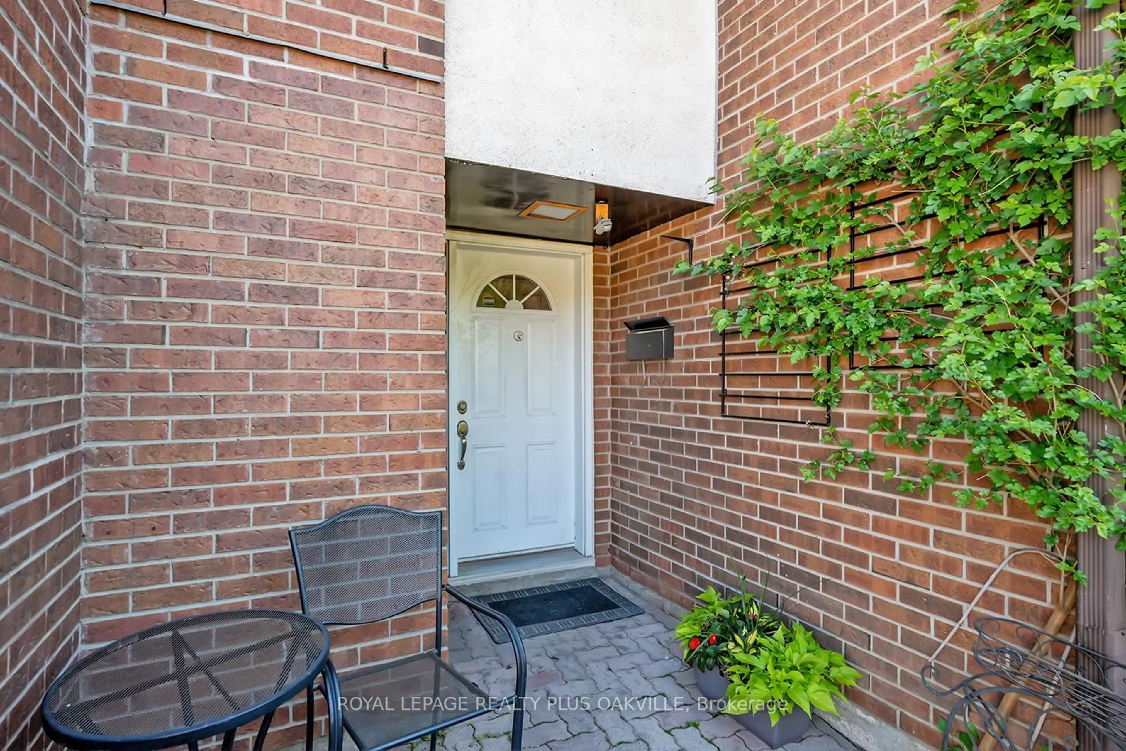 Patio, street for 1051 Cedarglen Gate #51, Mississauga Ontario L5C 3A7