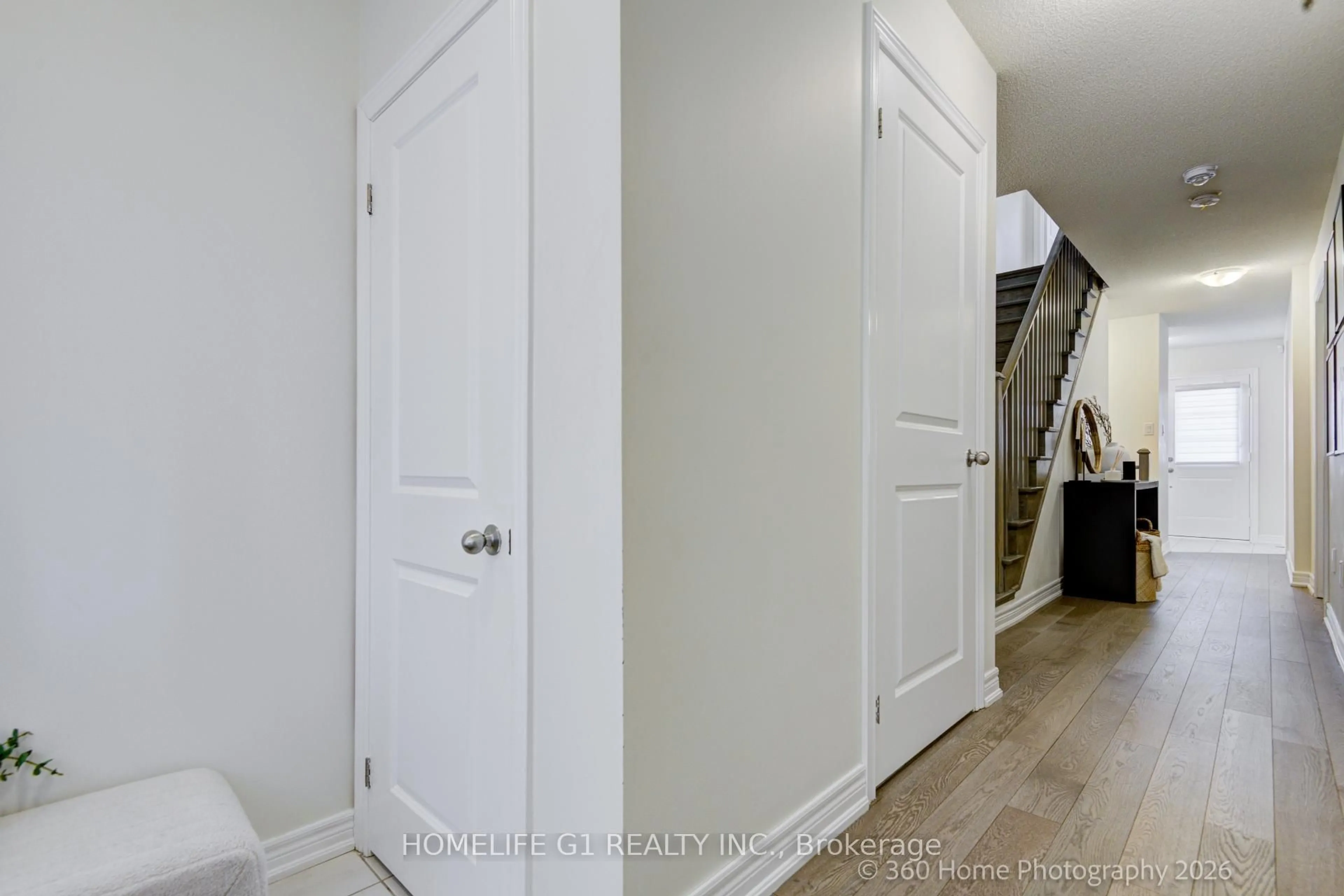 Indoor entryway for 98 Fruitvale Circ, Brampton Ontario L7A 5B9