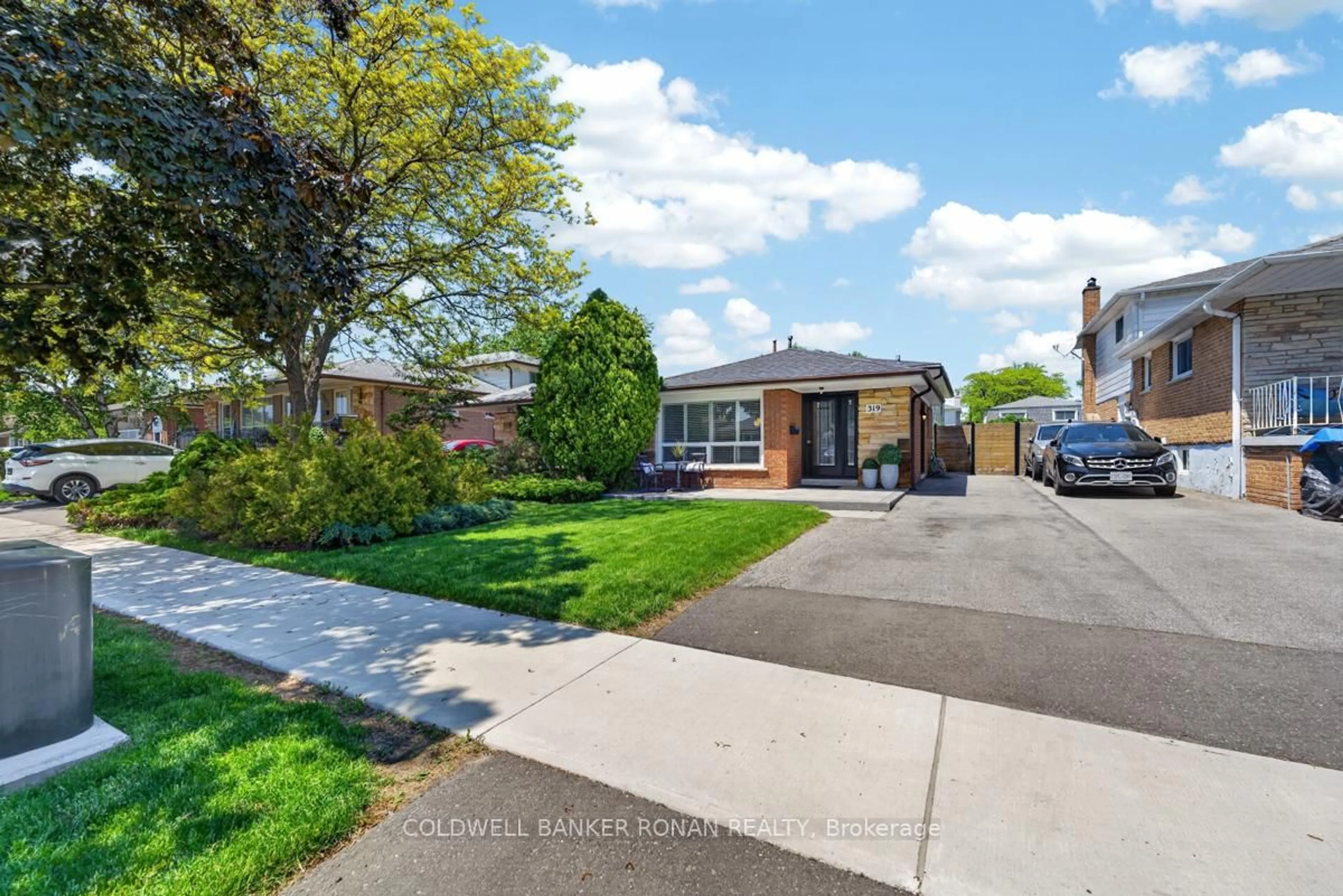 A pic from outside/outdoor area/front of a property/back of a property/a pic from drone, street for 319 Thrace Ave, Mississauga Ontario L5B 2B2
