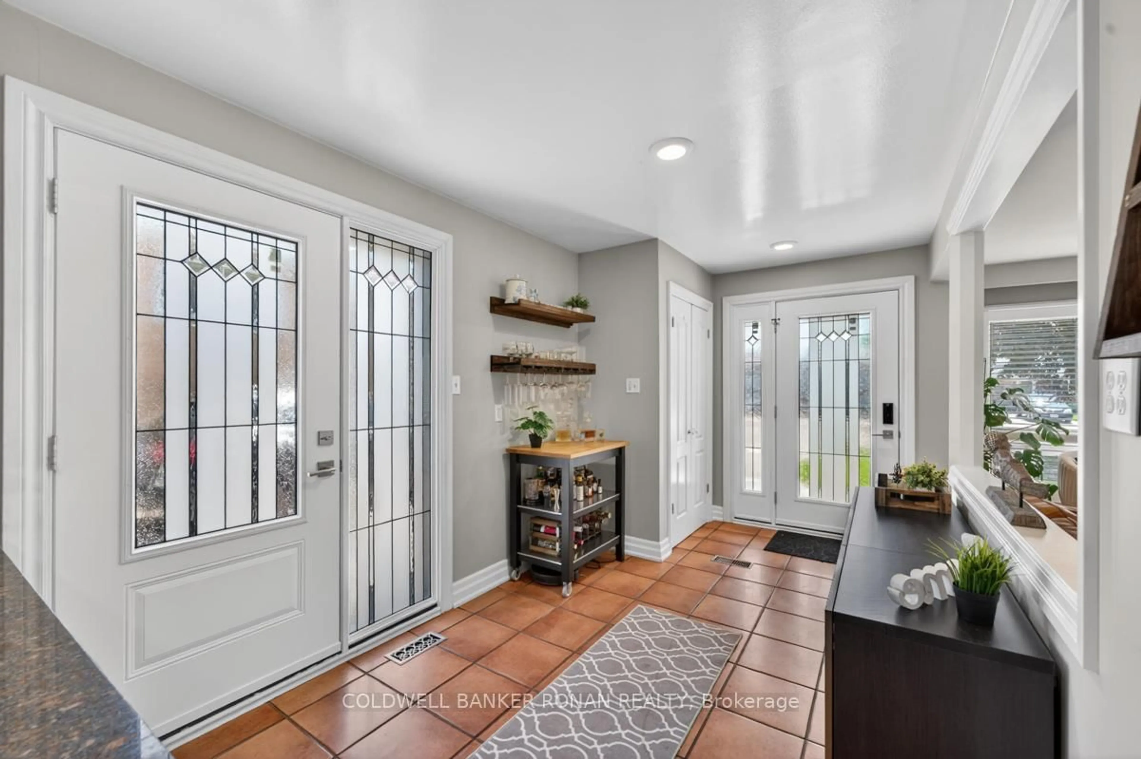 Indoor entryway for 319 Thrace Ave, Mississauga Ontario L5B 2B2