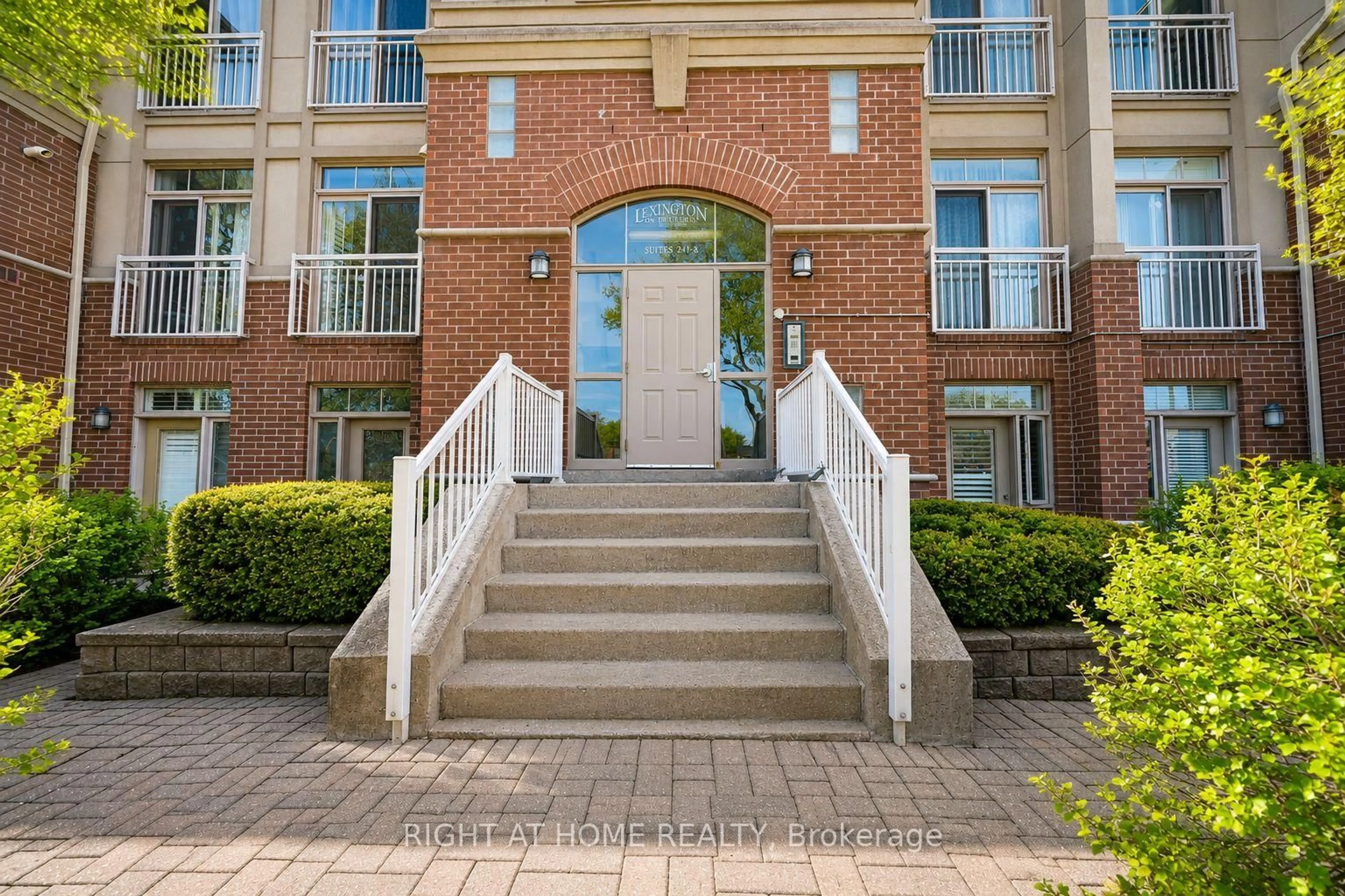 Indoor foyer for 1949 Lawrence Ave #8, Toronto Ontario M9N 1H3