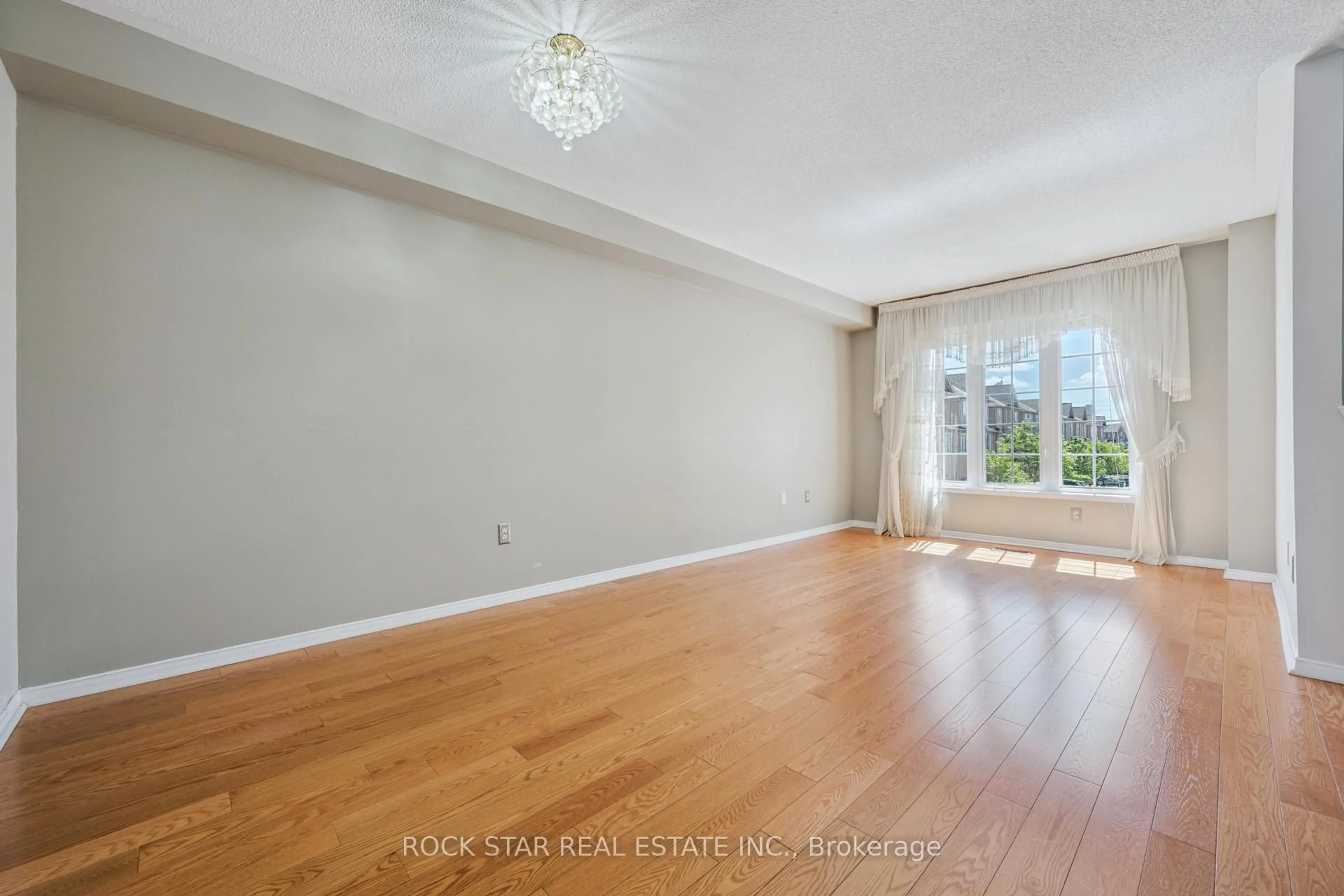 A pic of a room for 5055 Heatherleigh Ave #32, Mississauga Ontario L5V 2R6