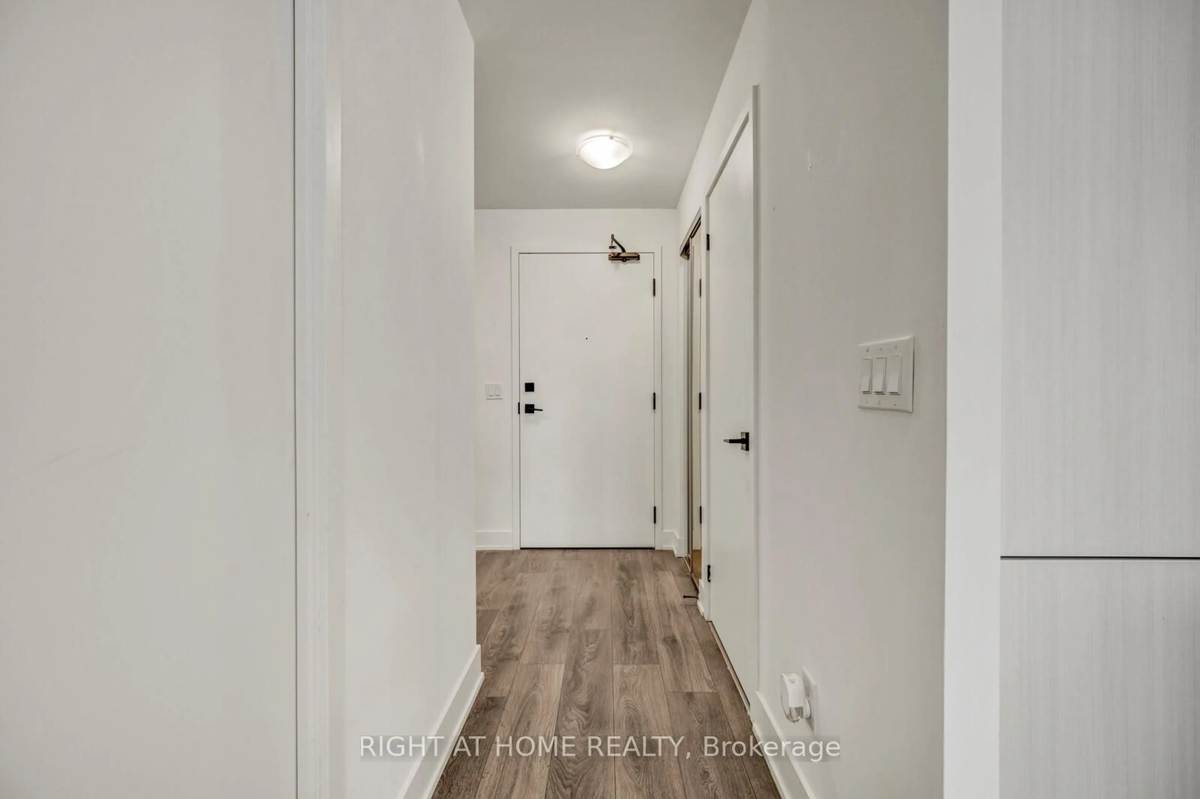 Indoor entryway for 2481 Taunton Rd #459, Oakville Ontario L6H 3R7