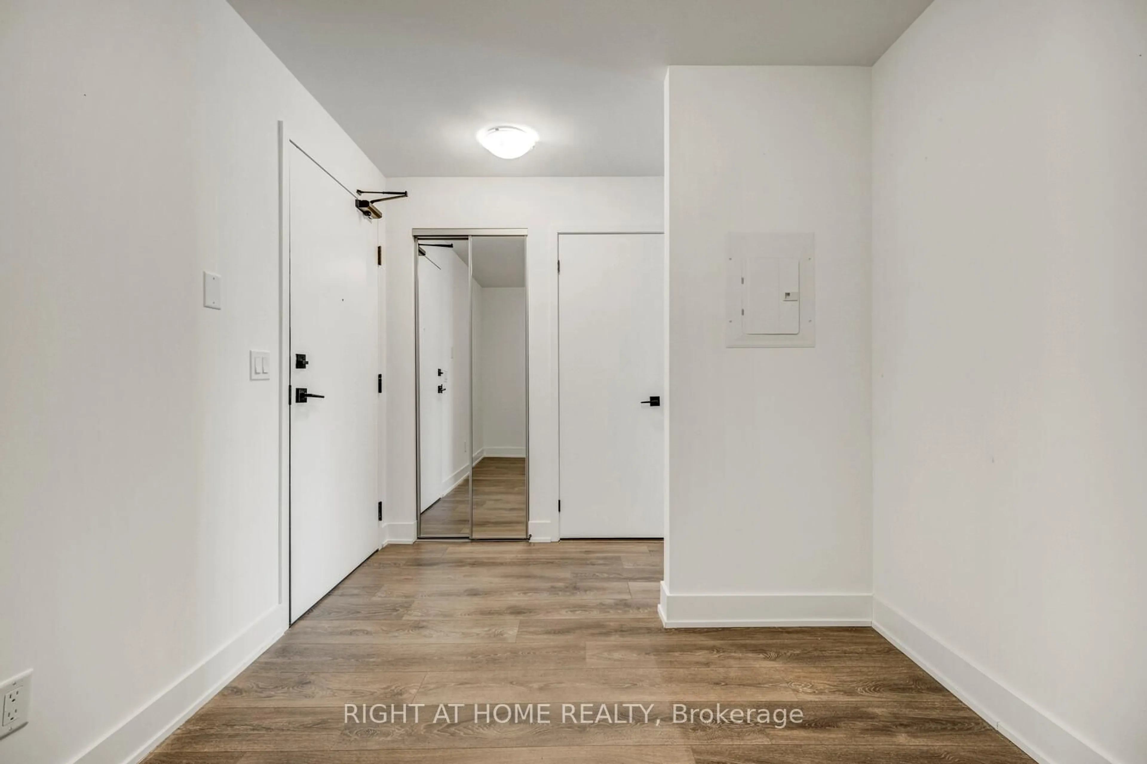 Indoor entryway for 2481 Taunton Rd #459, Oakville Ontario L6H 3R7