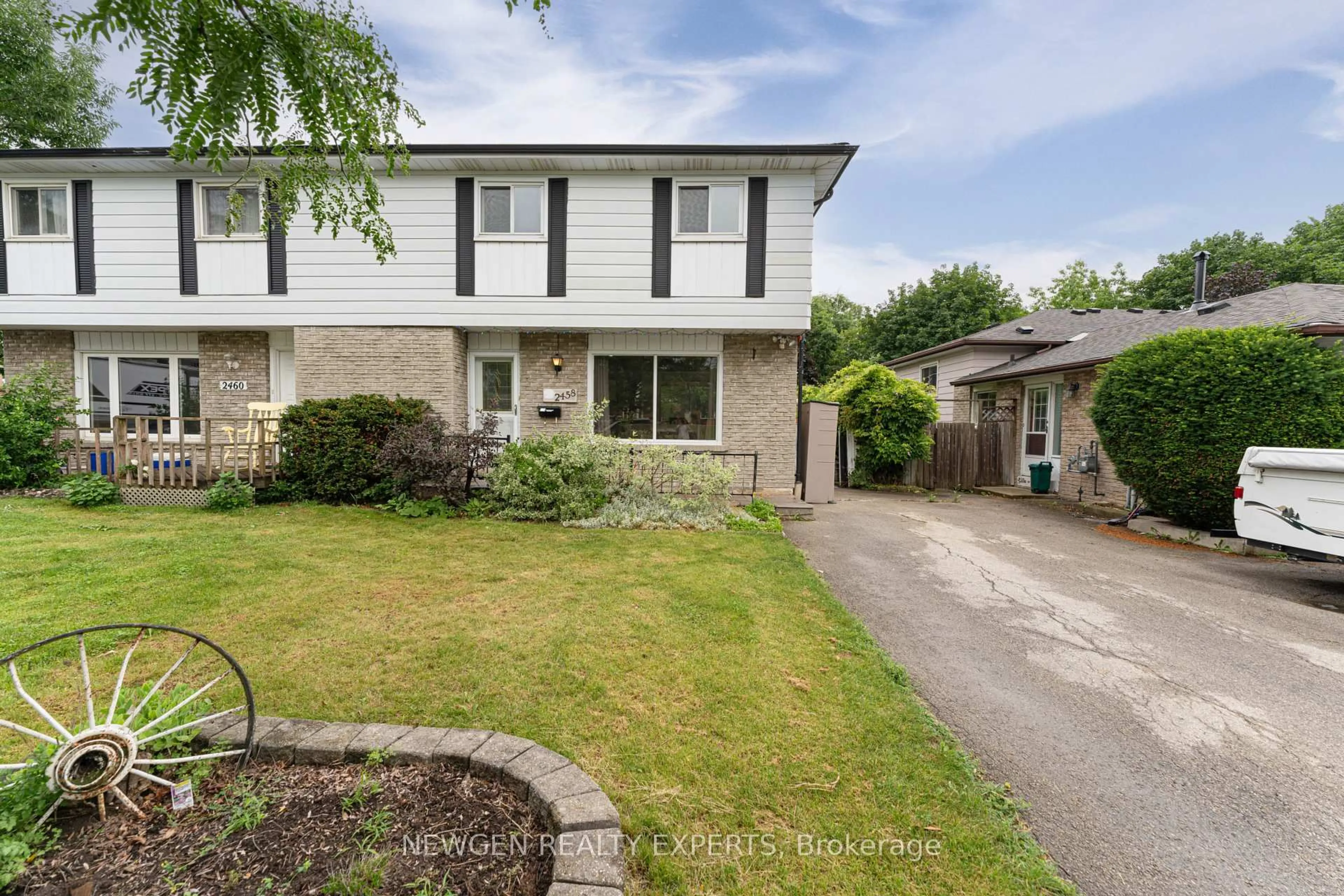 A pic from outside/outdoor area/front of a property/back of a property/a pic from drone, street for 2458 Martin Crt, Burlington Ontario L7P 2V2