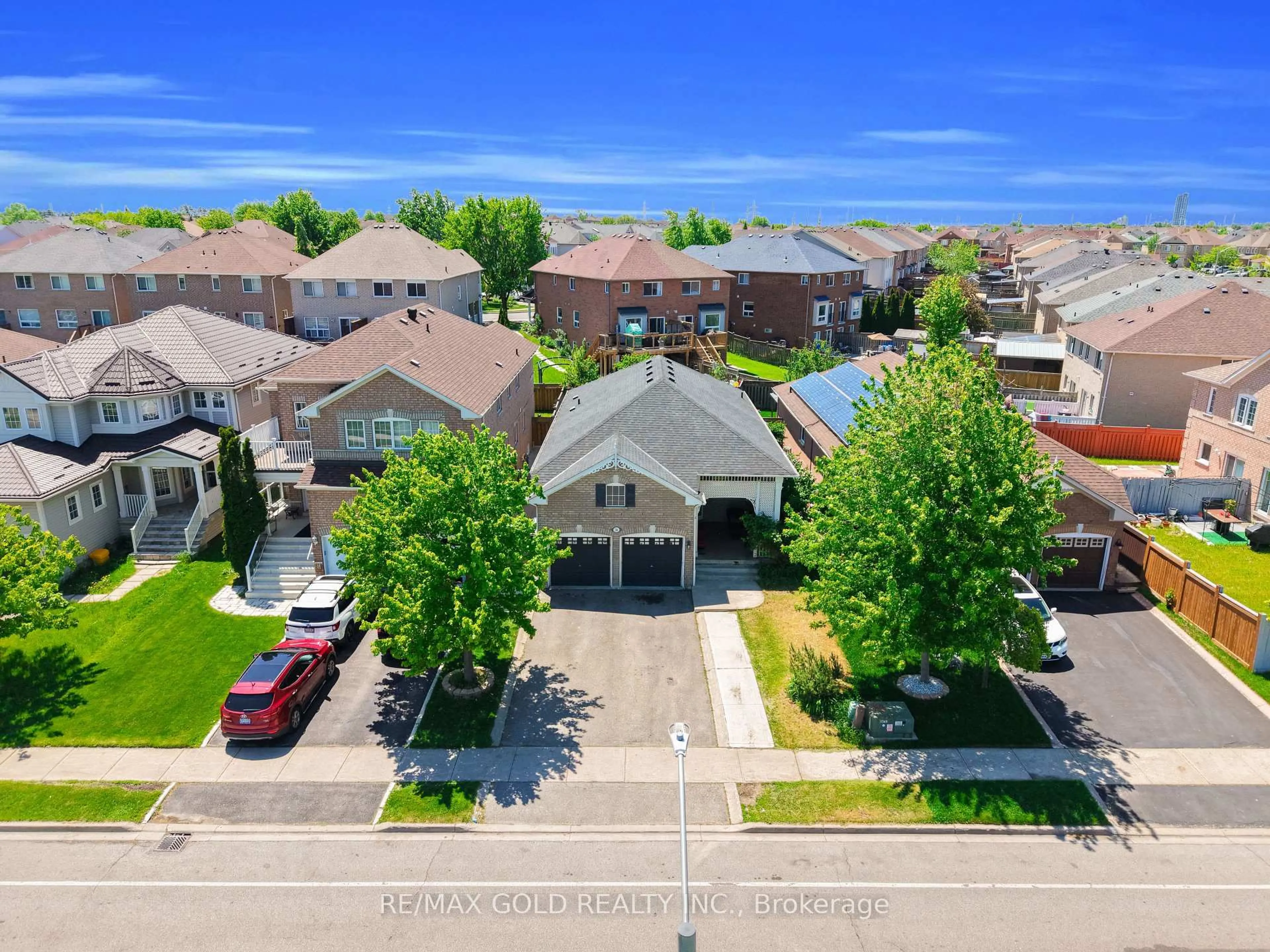 A pic from outside/outdoor area/front of a property/back of a property/a pic from drone, street for 74 Fletchers Creek Blvd, Brampton Ontario L6X 4T1