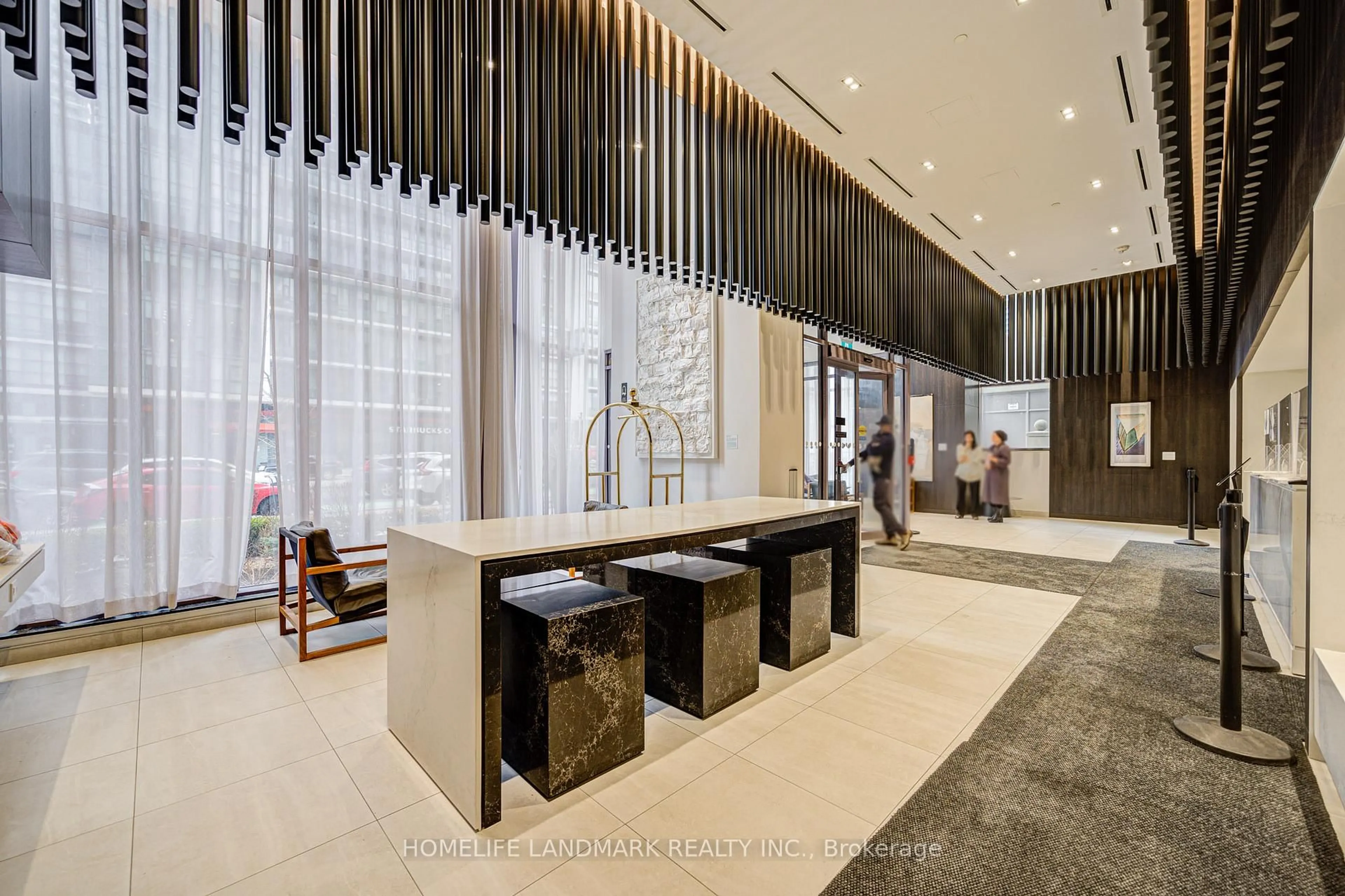 Indoor foyer for 4065 Confederation Pkwy #3901, Mississauga Ontario L5B 0L4