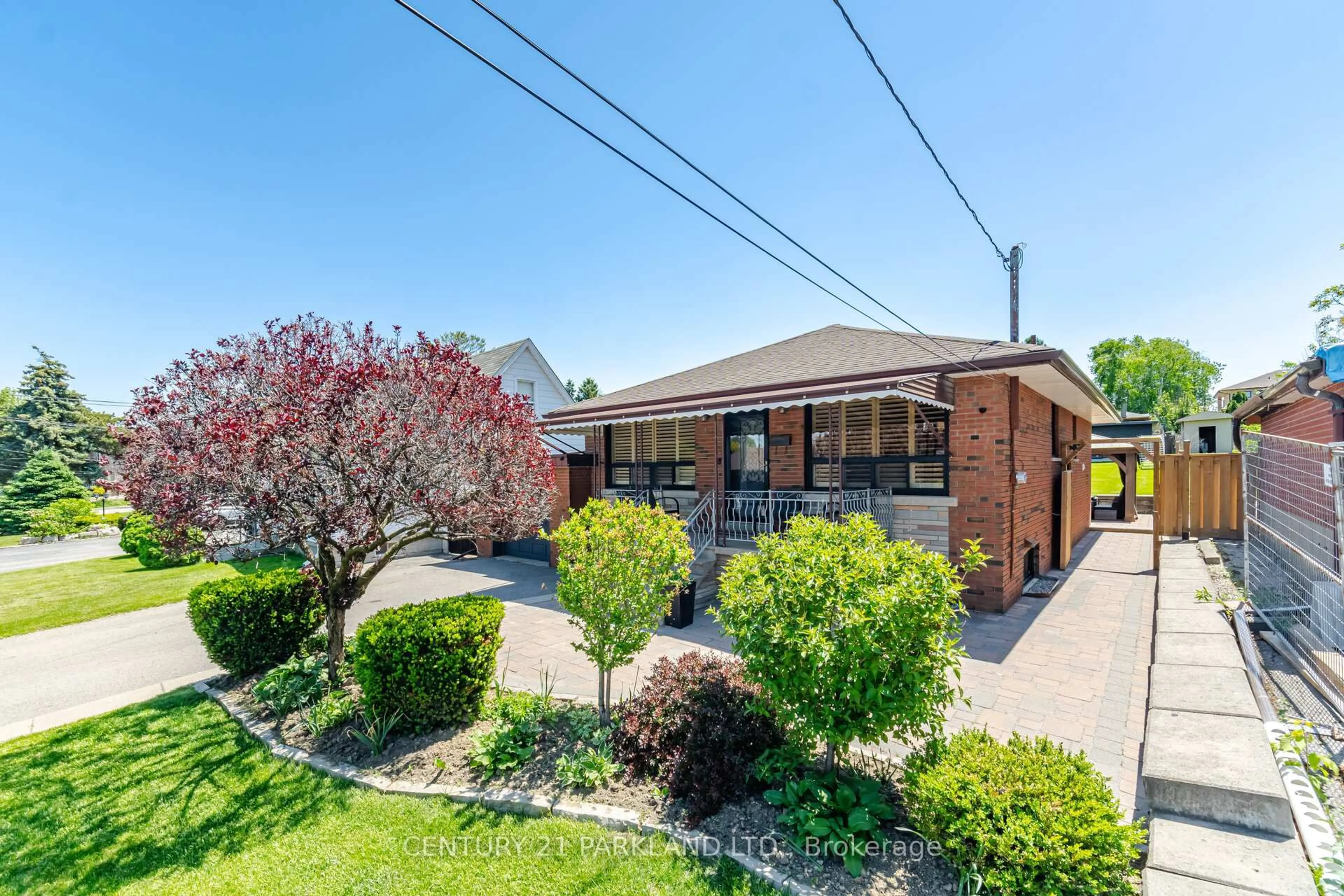 A pic from outside/outdoor area/front of a property/back of a property/a pic from drone, street for 73 Sunset Tr, Toronto Ontario M9M 1J7