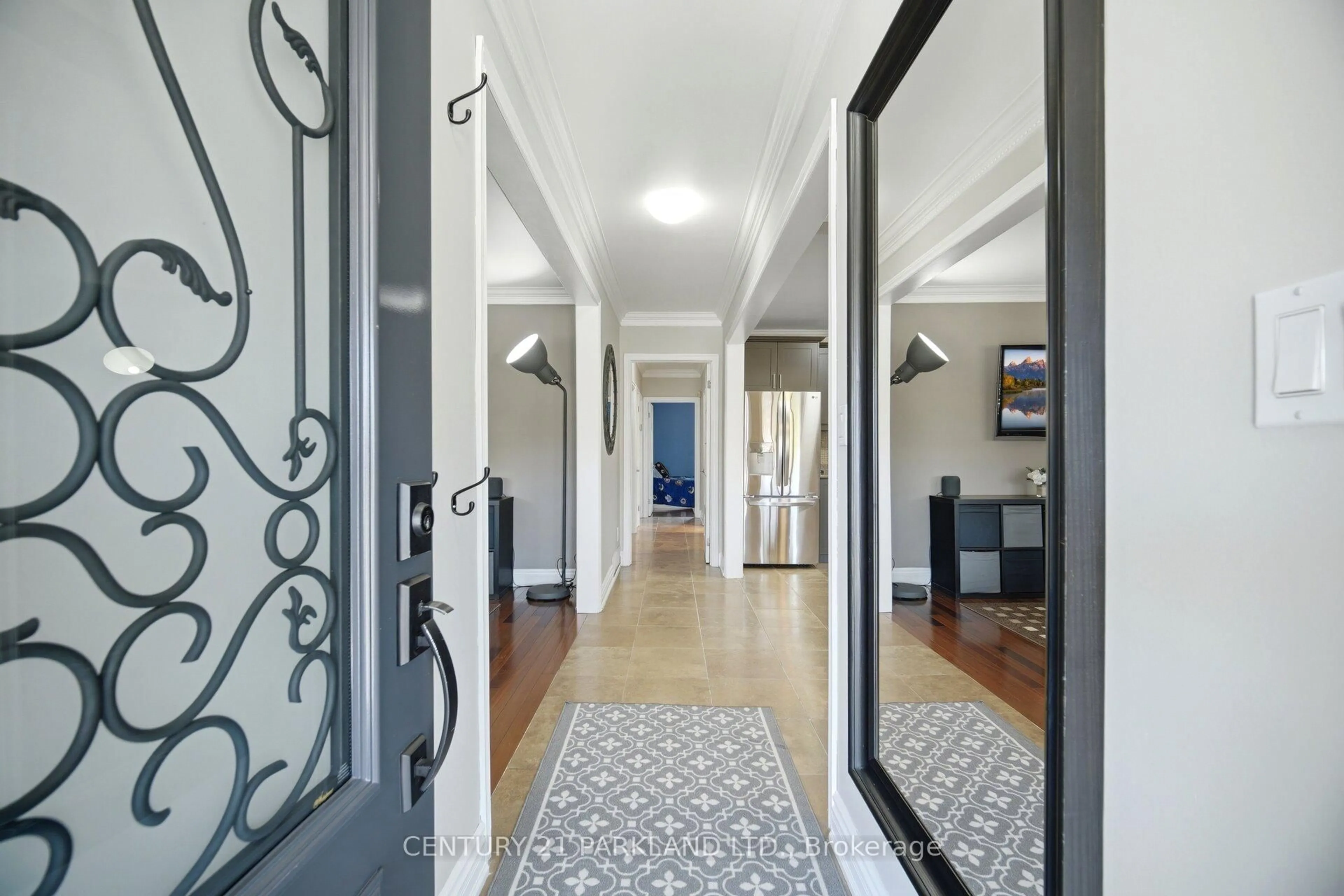 Indoor entryway for 73 Sunset Tr, Toronto Ontario M9M 1J7