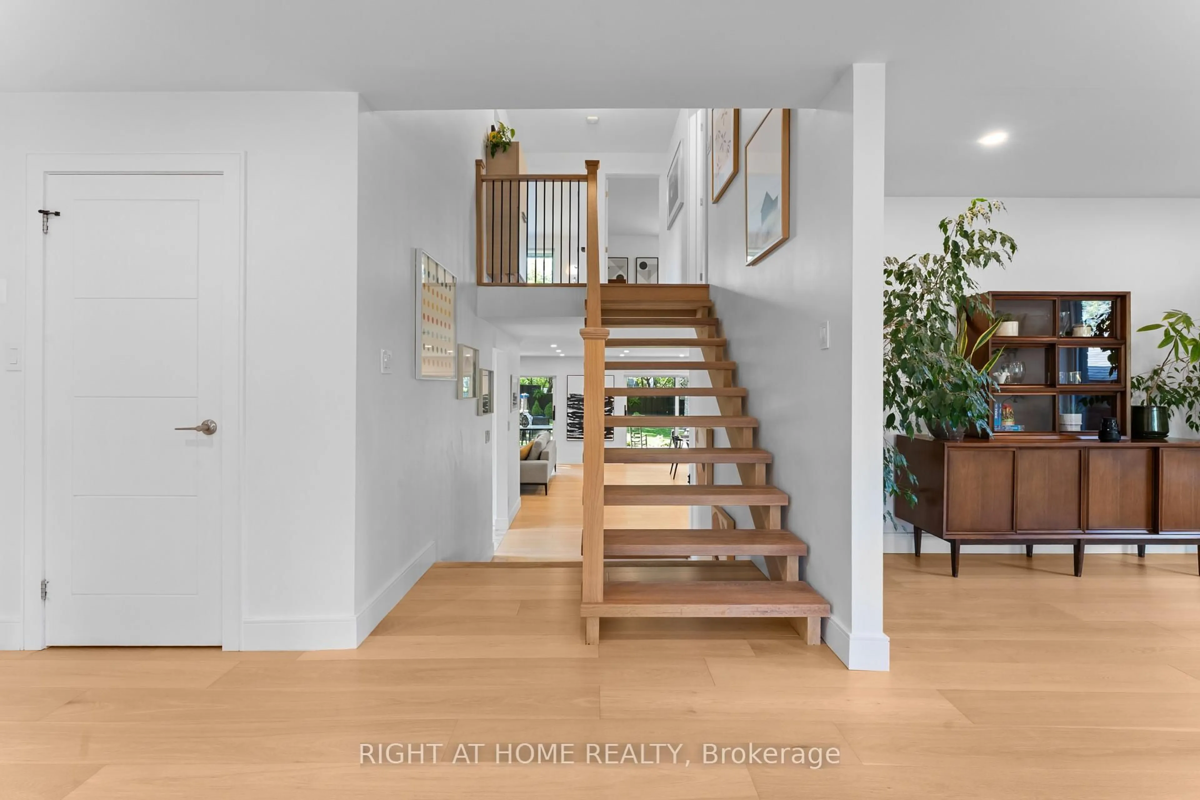 Indoor entryway for 10 Wingrove Hill, Toronto Ontario M9B 2C6