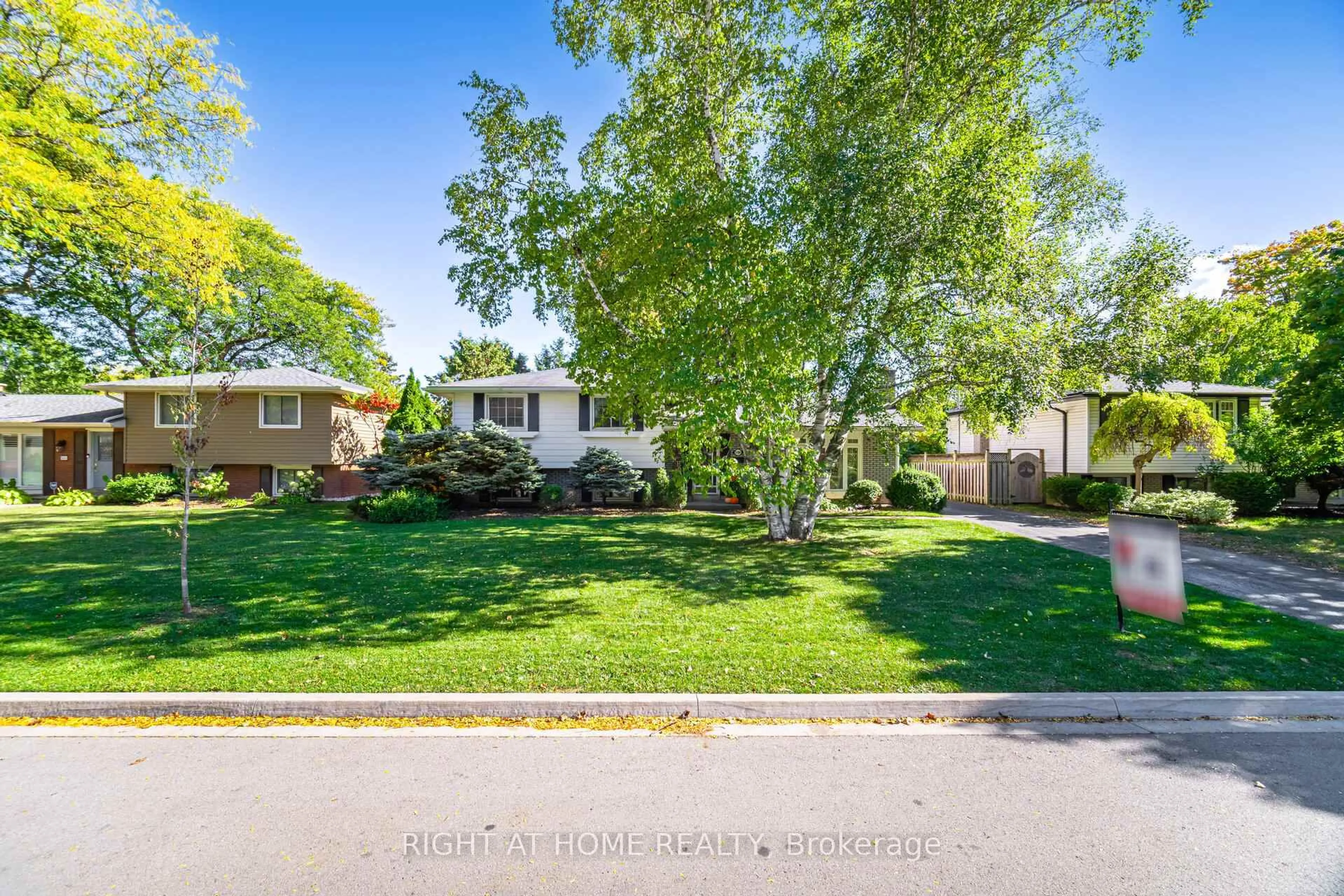A pic from outside/outdoor area/front of a property/back of a property/a pic from drone, street for 5188 Cherryhill Cres, Burlington Ontario L7L 4C4