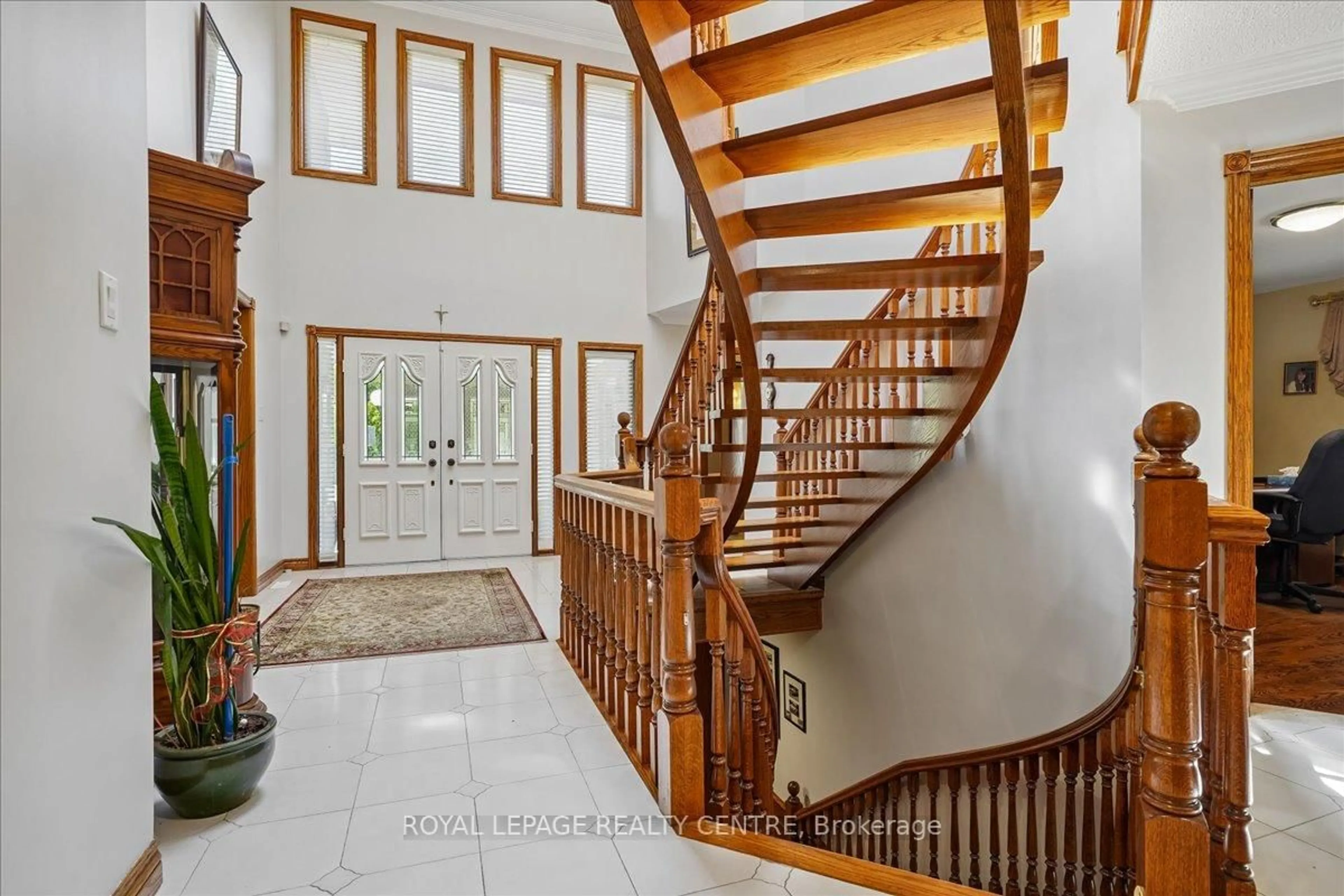 Indoor foyer for 1869 Folkway Dr, Mississauga Ontario L5L 2X1