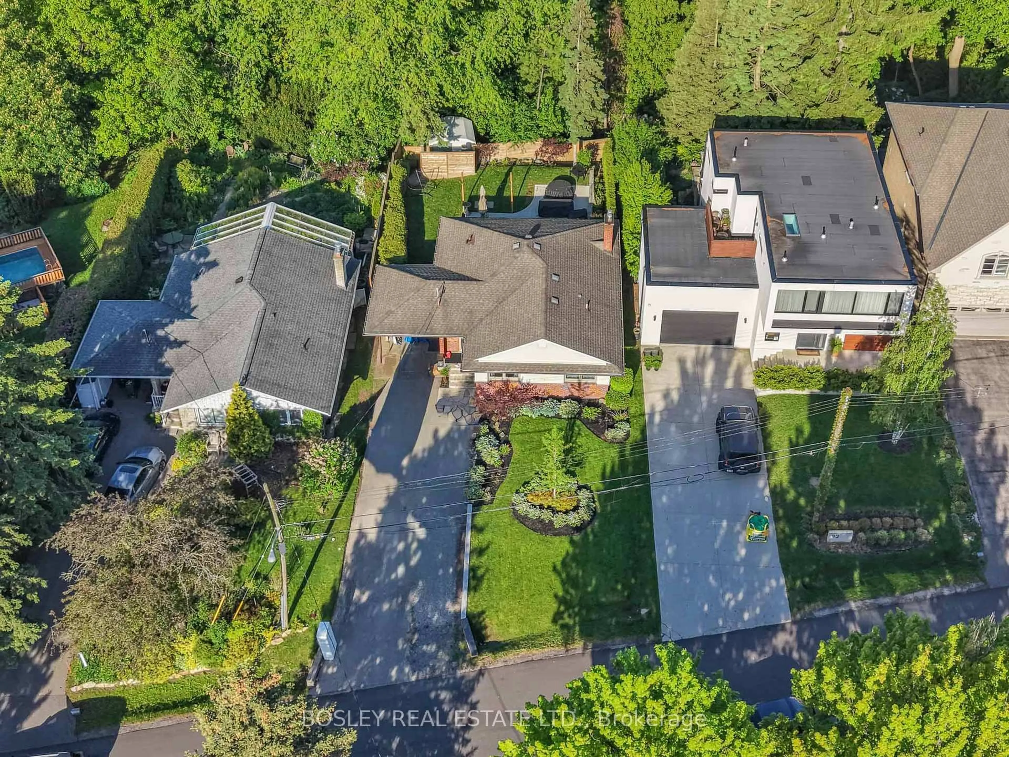 A pic from outside/outdoor area/front of a property/back of a property/a pic from drone, street for 90 Ravenscrest Dr, Toronto Ontario M9B 5N3