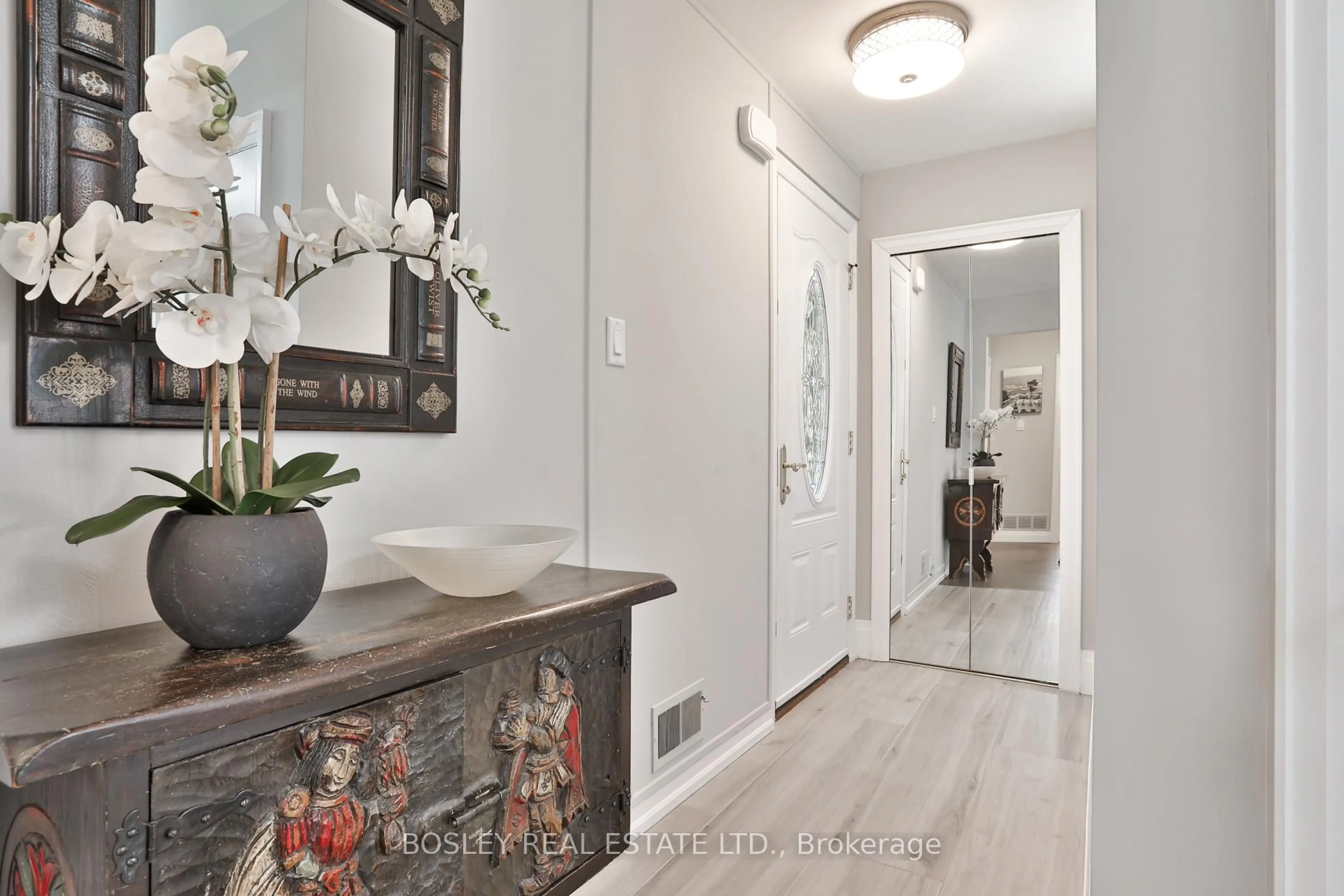 Indoor entryway for 90 Ravenscrest Dr, Toronto Ontario M9B 5N3