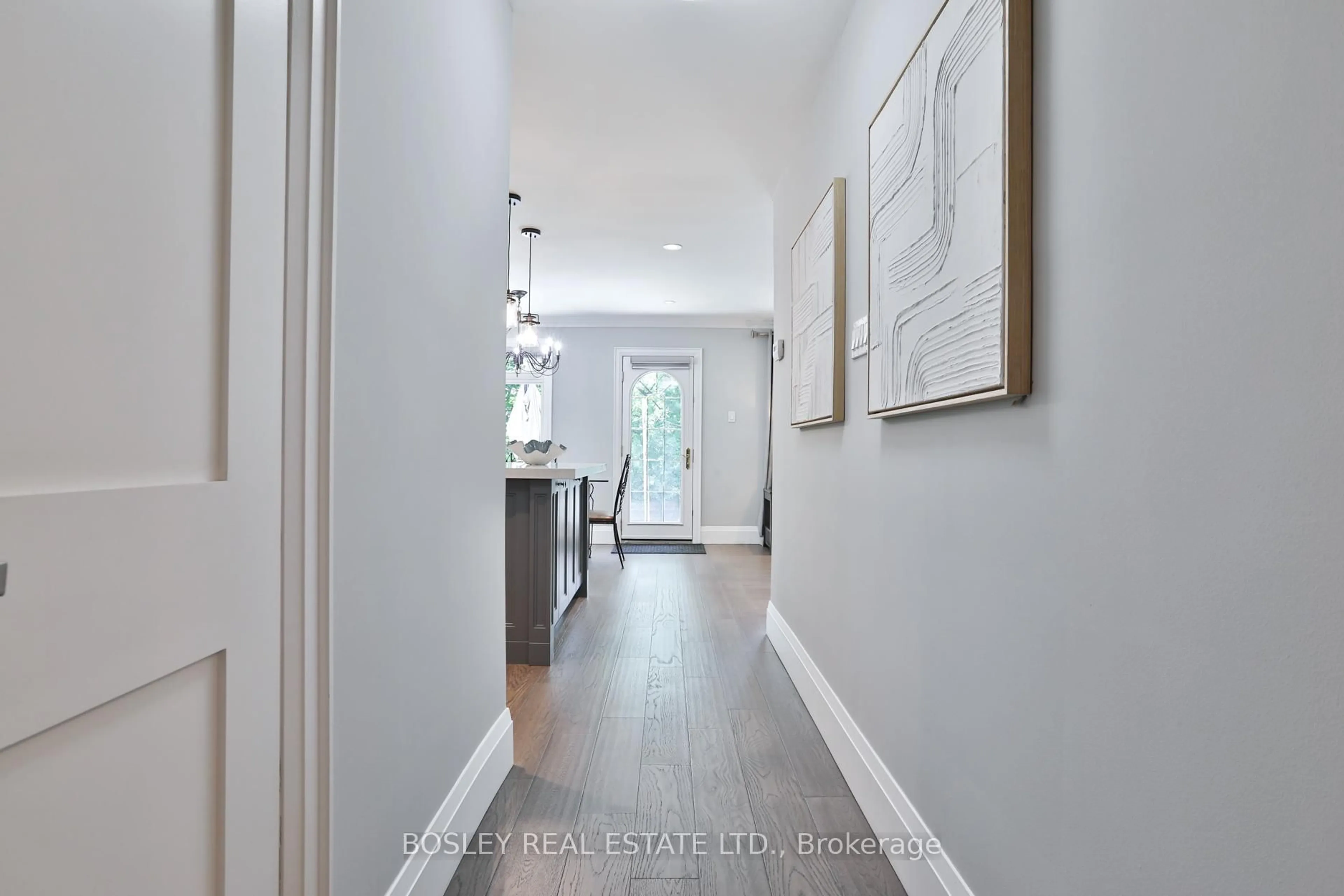 Indoor entryway for 90 Ravenscrest Dr, Toronto Ontario M9B 5N3