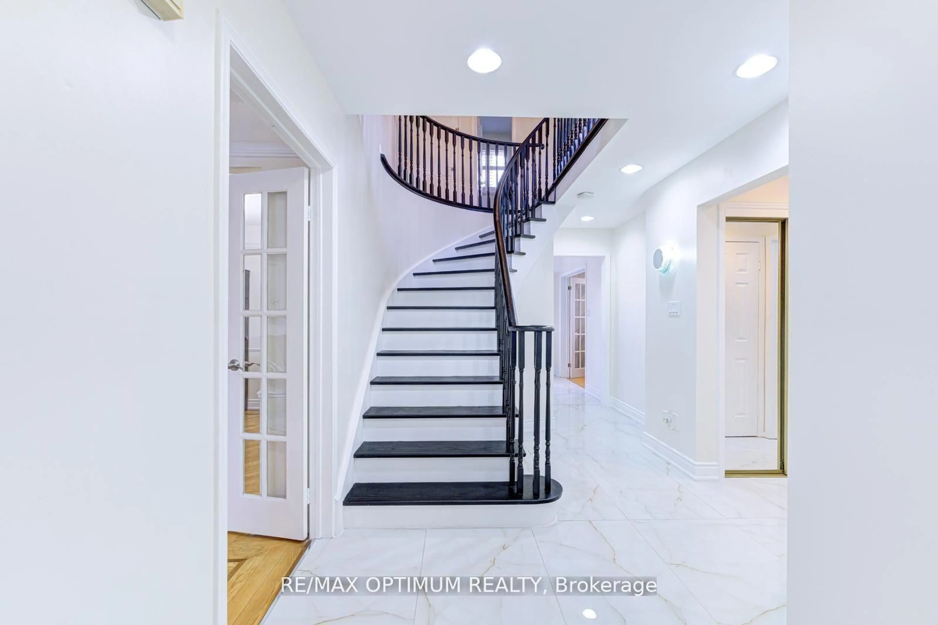Indoor foyer for 124 Philosopher's Tr, Brampton Ontario L6S 5C8