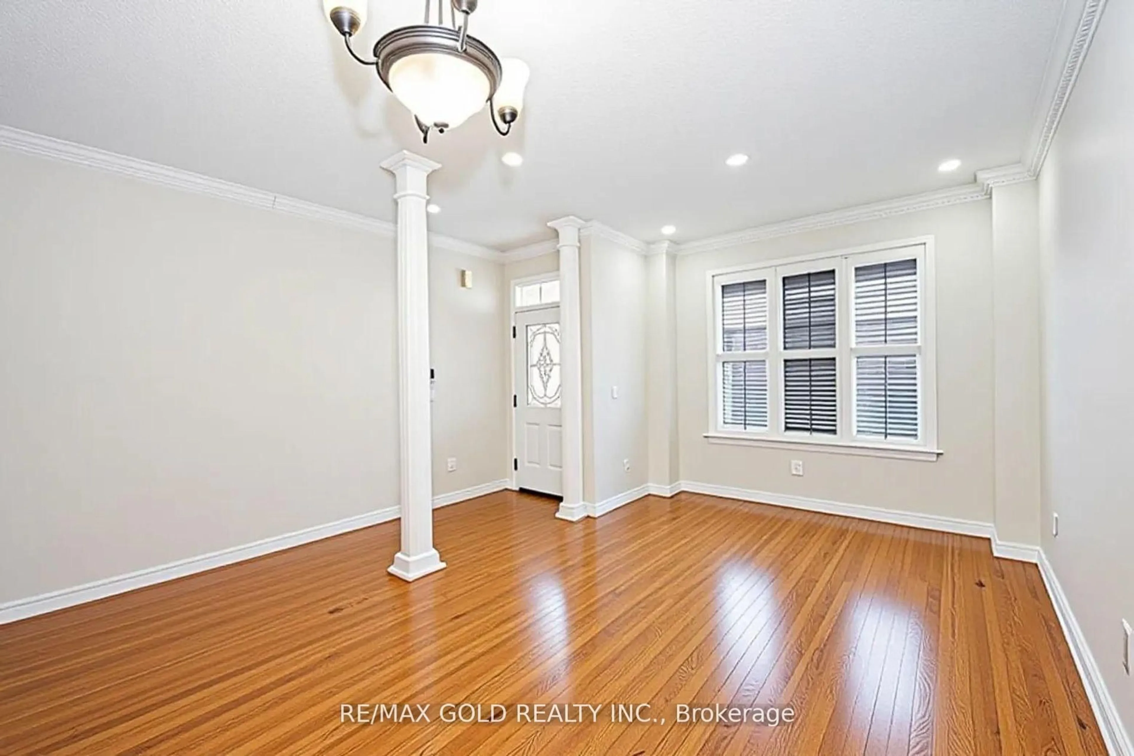 Indoor entryway for 321 Queen Mary Dr, Brampton Ontario L7A 3S6