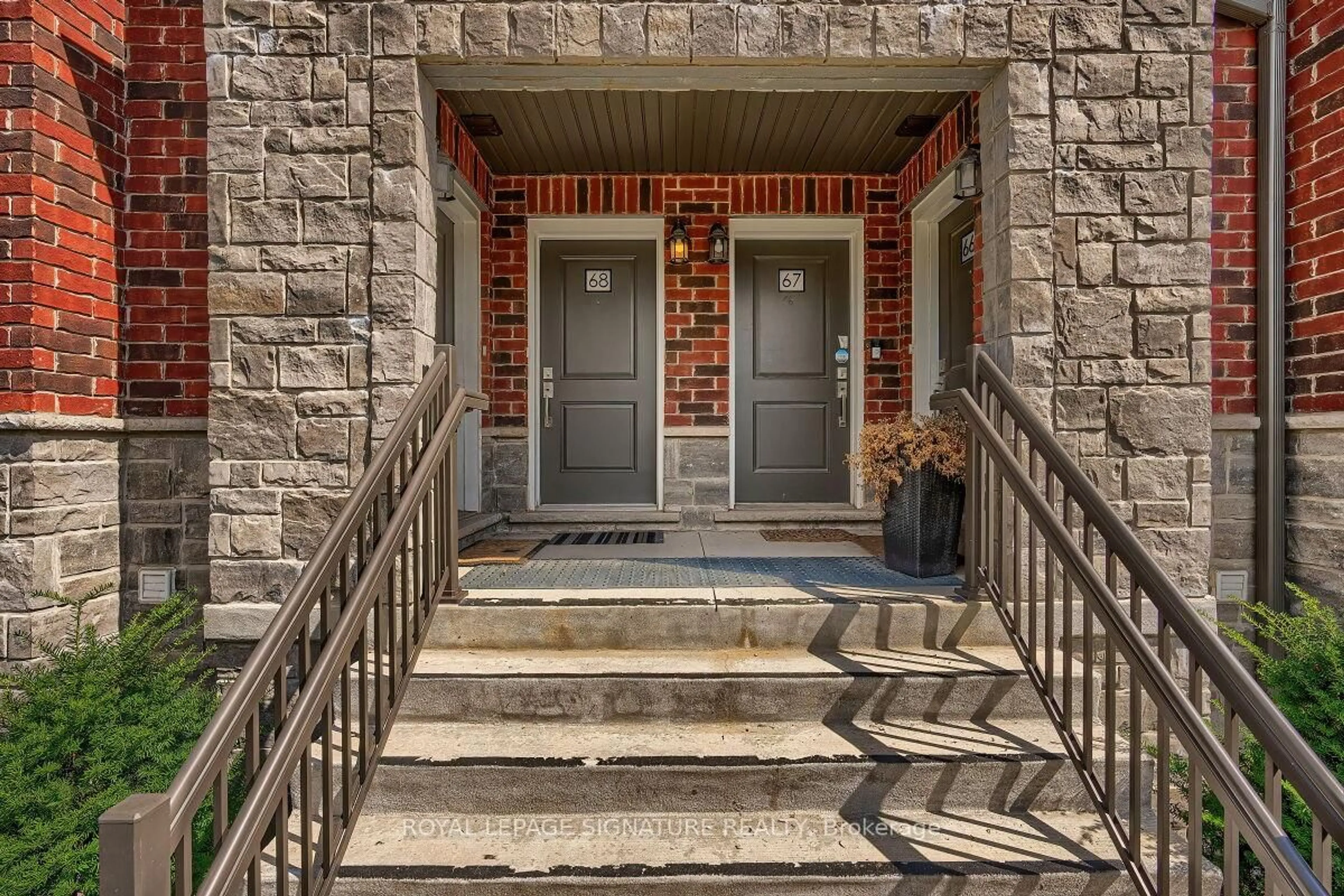 Indoor entryway for 445 Ontario St #68, Milton Ontario L9T 9K4