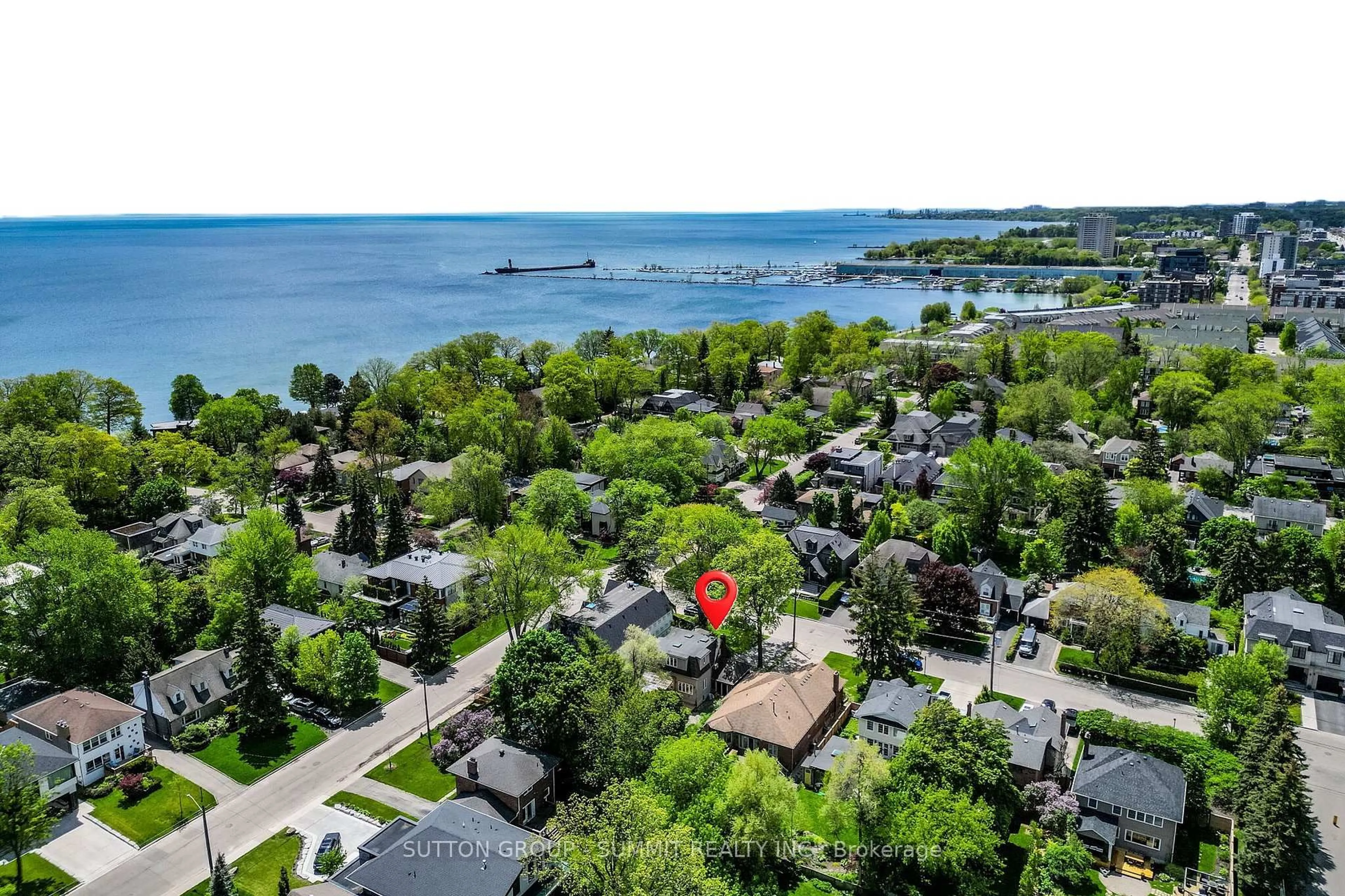 A pic from outside/outdoor area/front of a property/back of a property/a pic from drone, water/lake/river/ocean view for 21 Cumberland Dr, Mississauga Ontario L5G 3M7