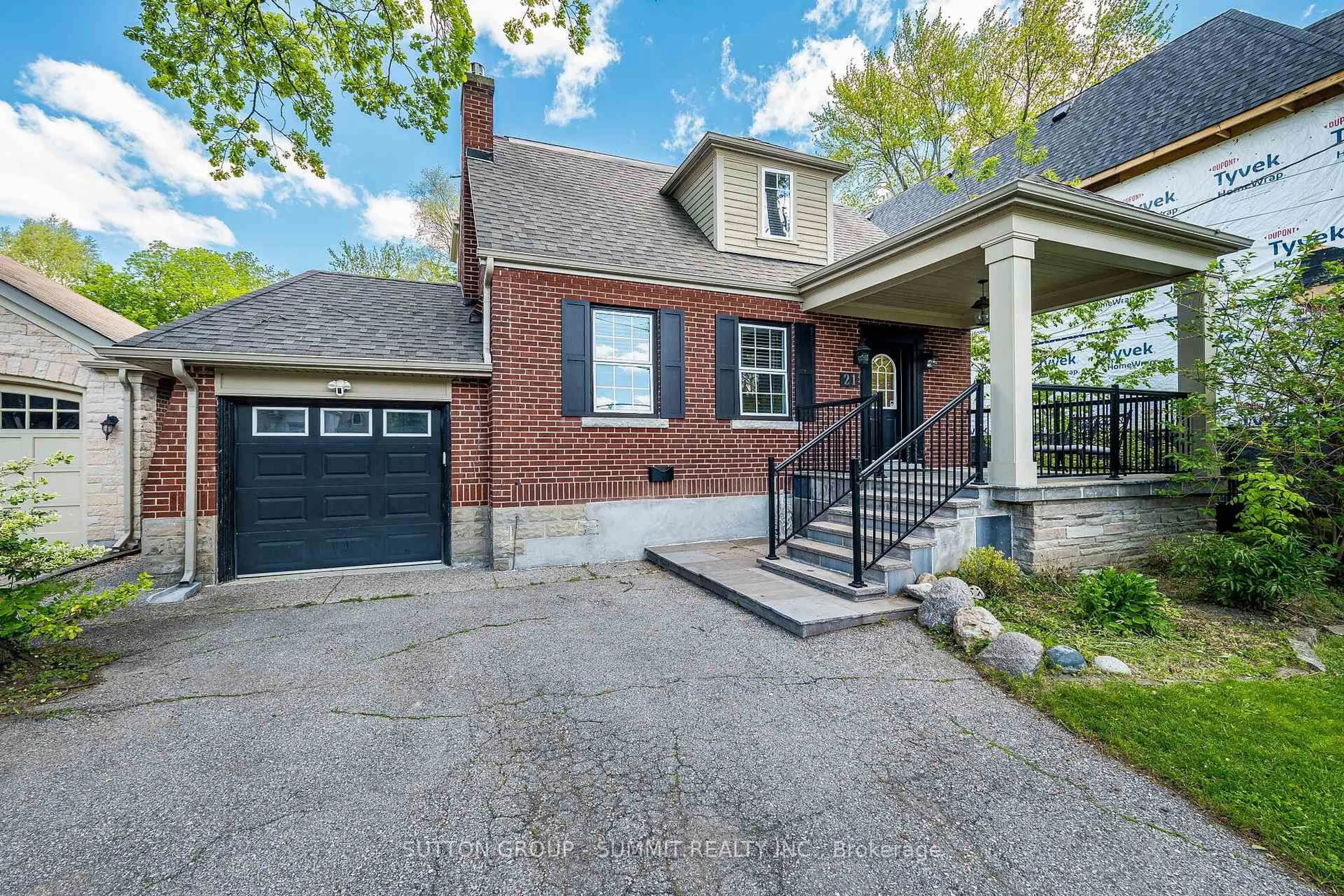Home with brick exterior material, street for 21 Cumberland Dr, Mississauga Ontario L5G 3M7