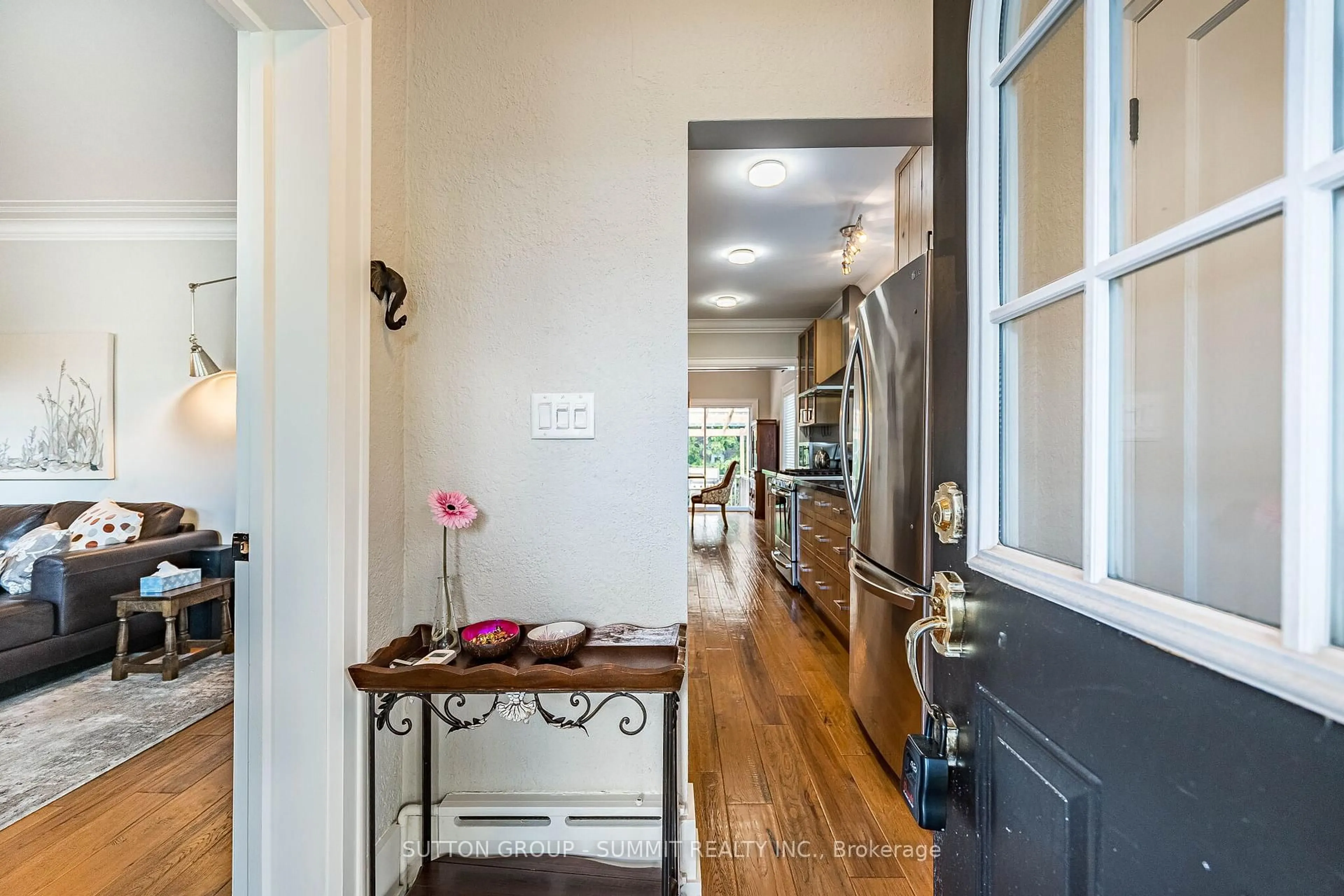 Indoor entryway for 21 Cumberland Dr, Mississauga Ontario L5G 3M7