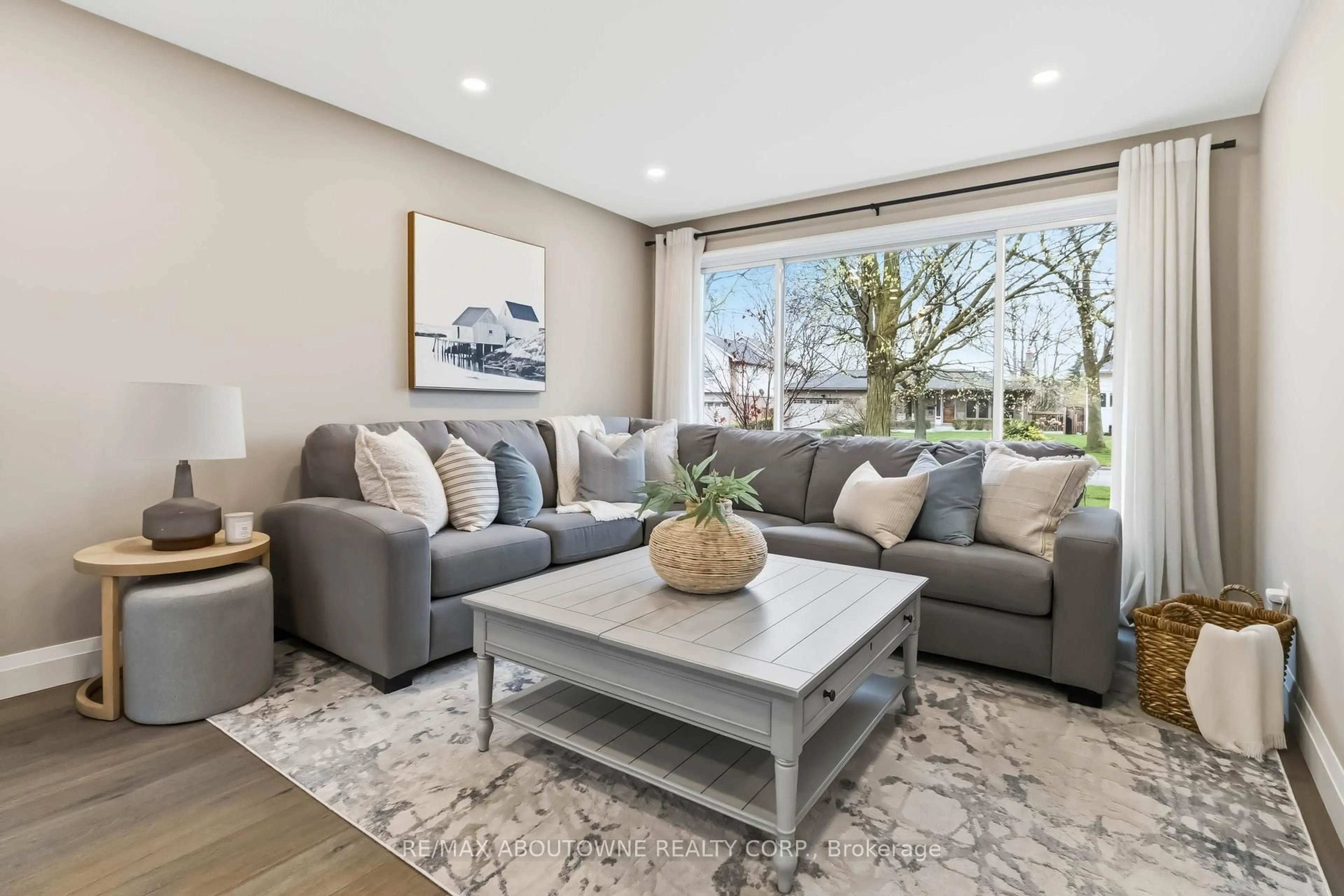Living room with furniture, unknown for 2485 Woburn Cres, Oakville Ontario L6L 5E8