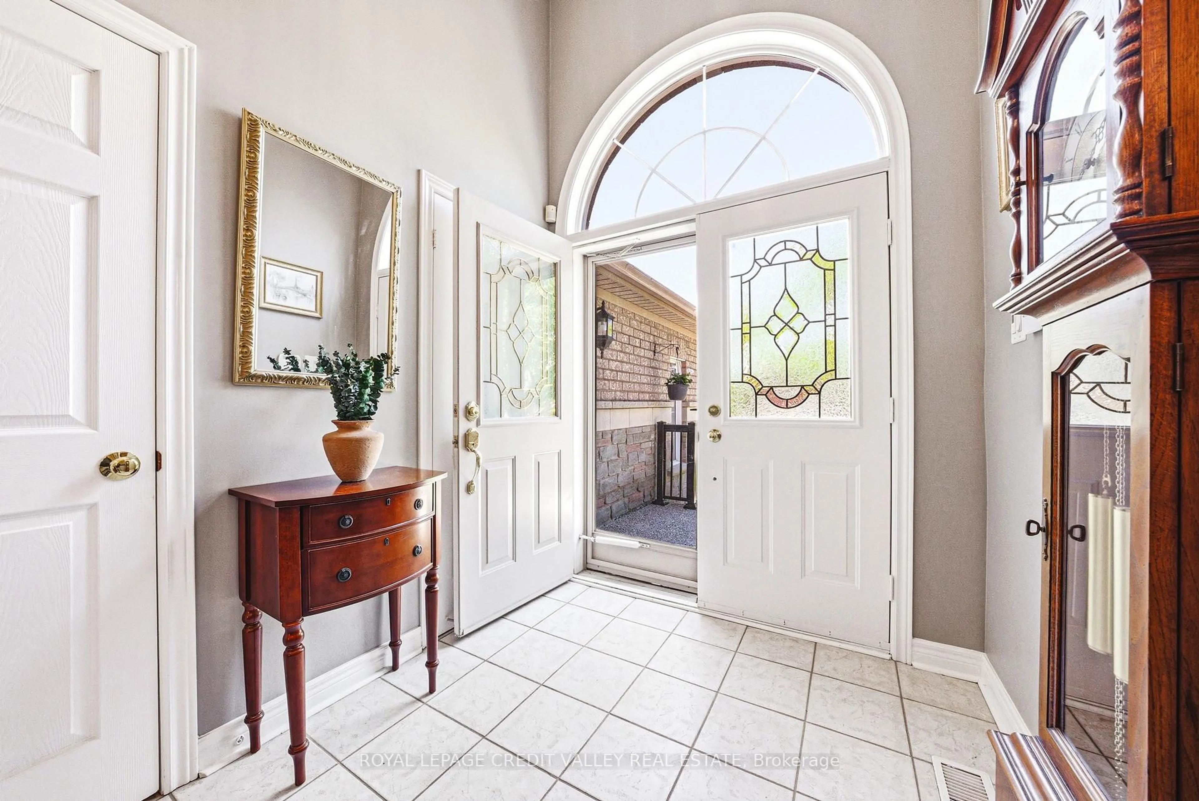 Indoor foyer for 105 Pinebrook Circ, Caledon Ontario L7C 1C5