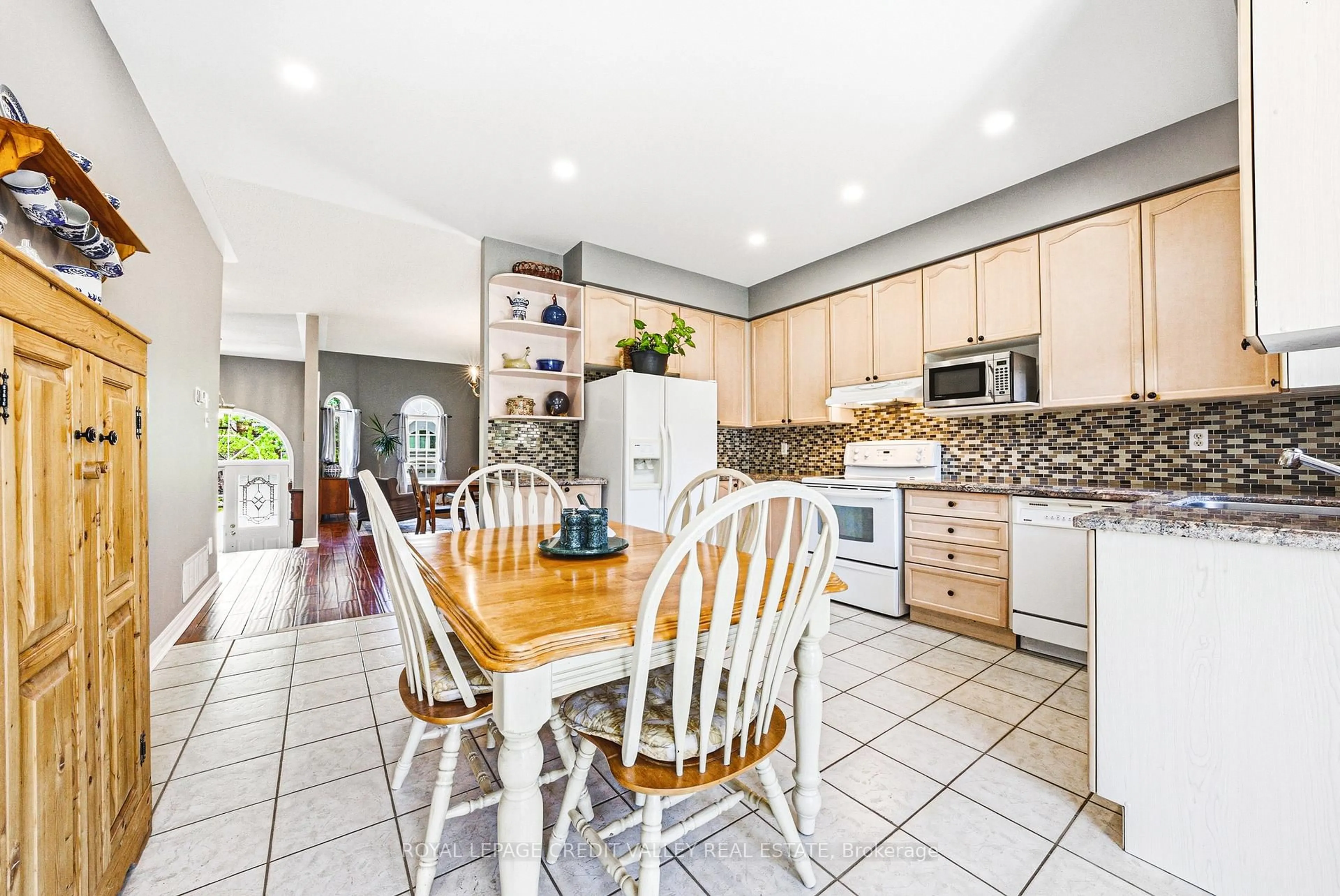 Open concept kitchen, ceramic/tile floor for 105 Pinebrook Circ, Caledon Ontario L7C 1C5