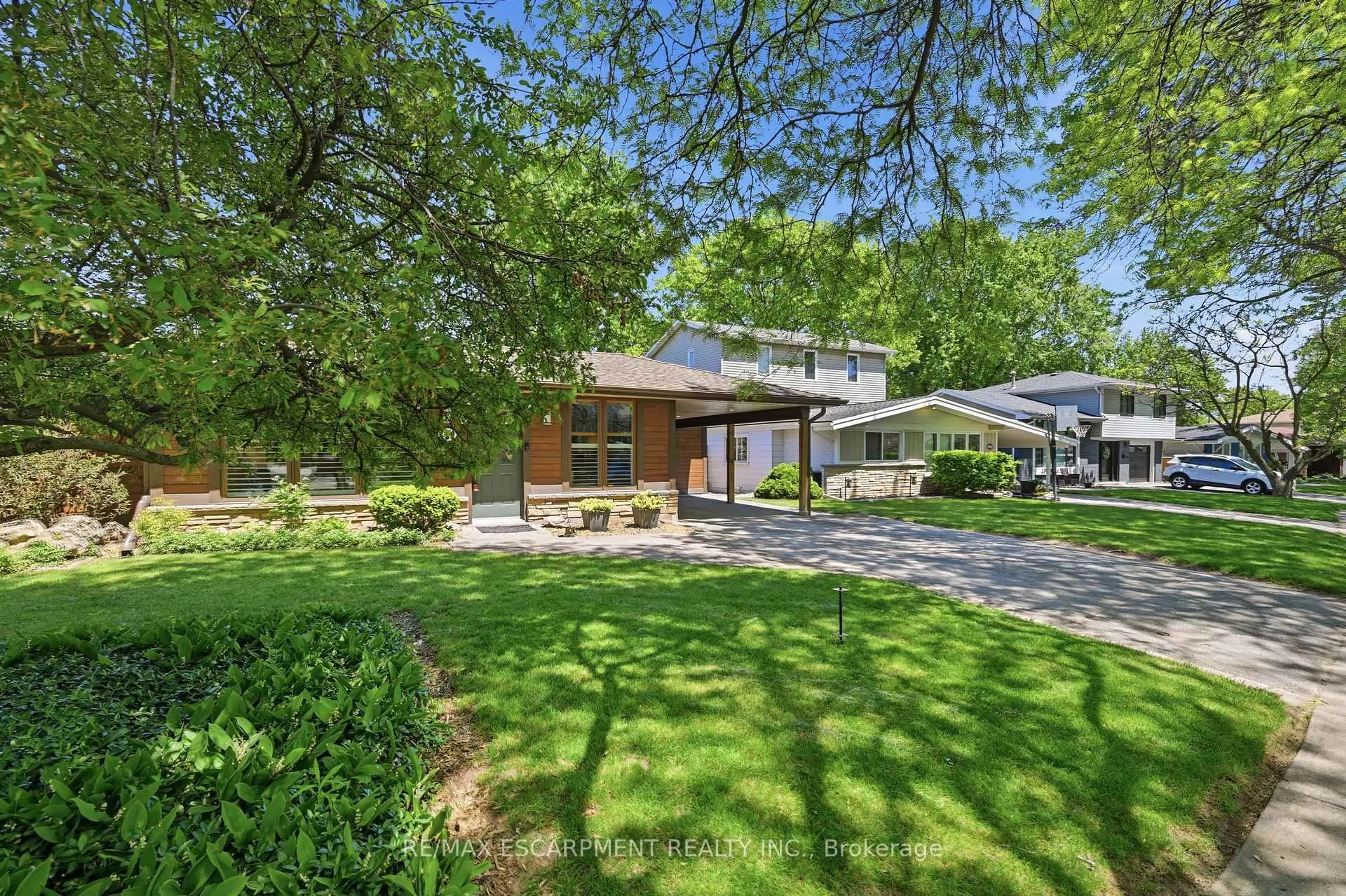 A pic from outside/outdoor area/front of a property/back of a property/a pic from drone, street for 563 Elwood Rd, Burlington Ontario L7N 3C6