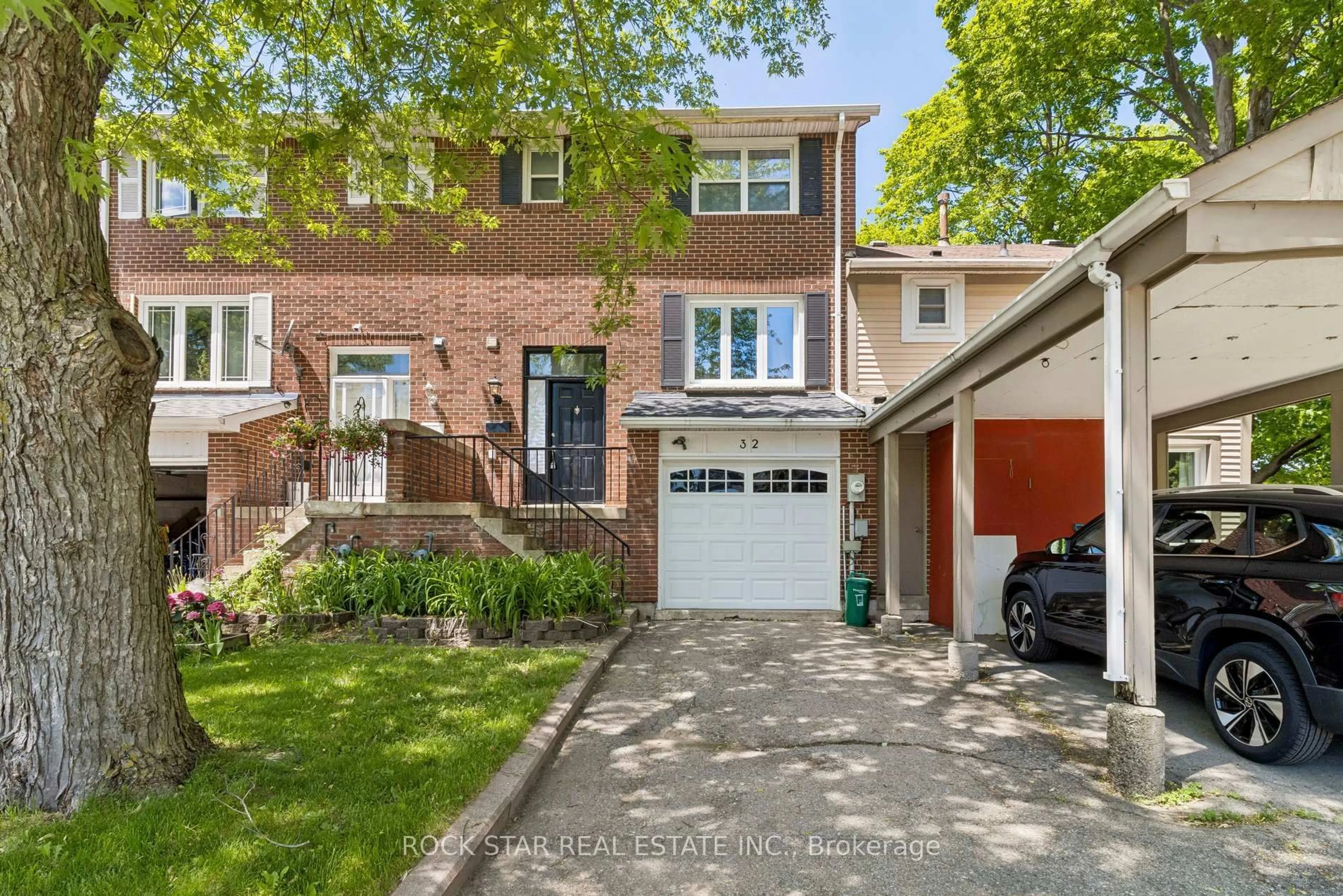 Home with brick exterior material, street for 32 Lansing Sq, Brampton Ontario L6Z 1E6