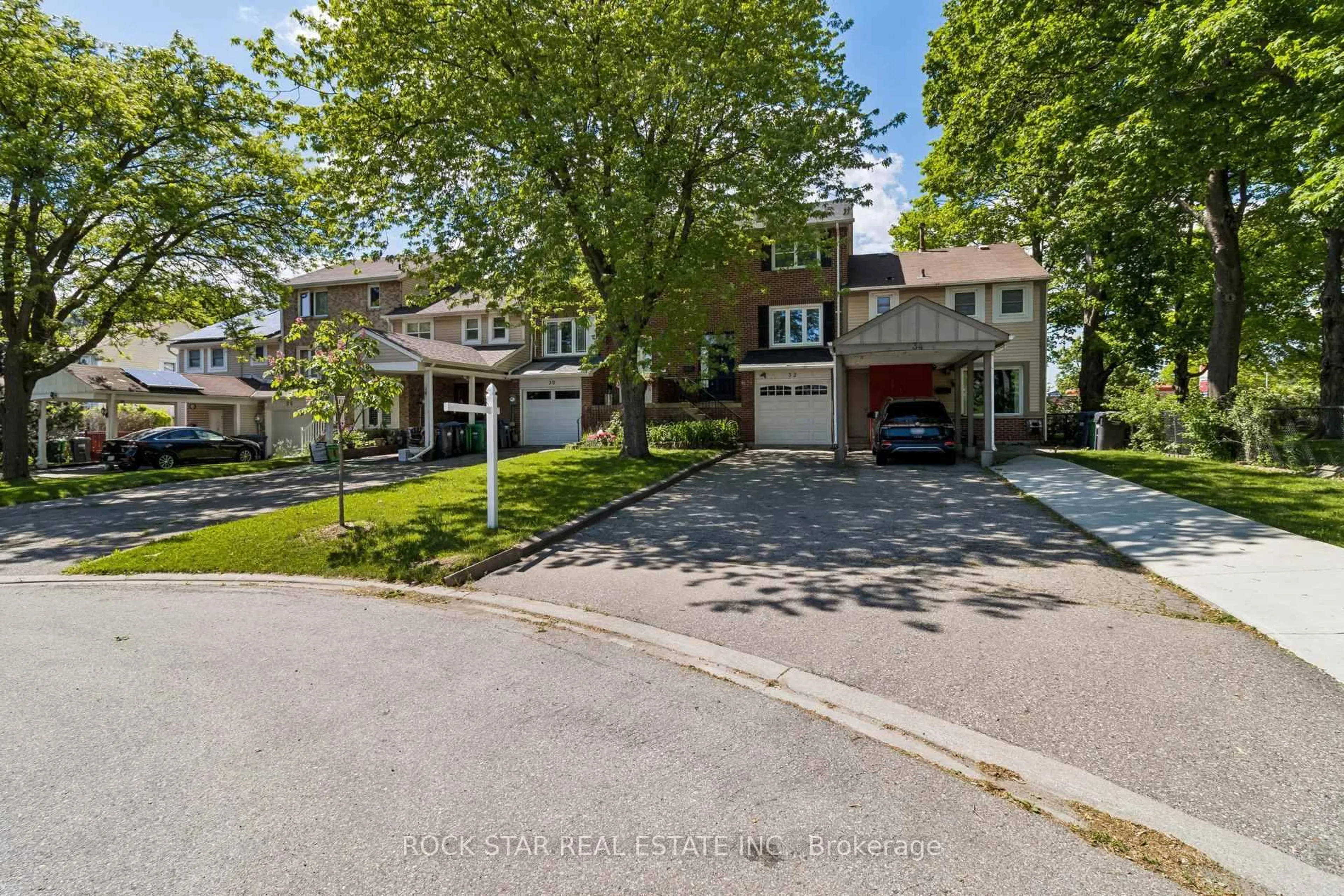 A pic from outside/outdoor area/front of a property/back of a property/a pic from drone, street for 32 Lansing Sq, Brampton Ontario L6Z 1E6
