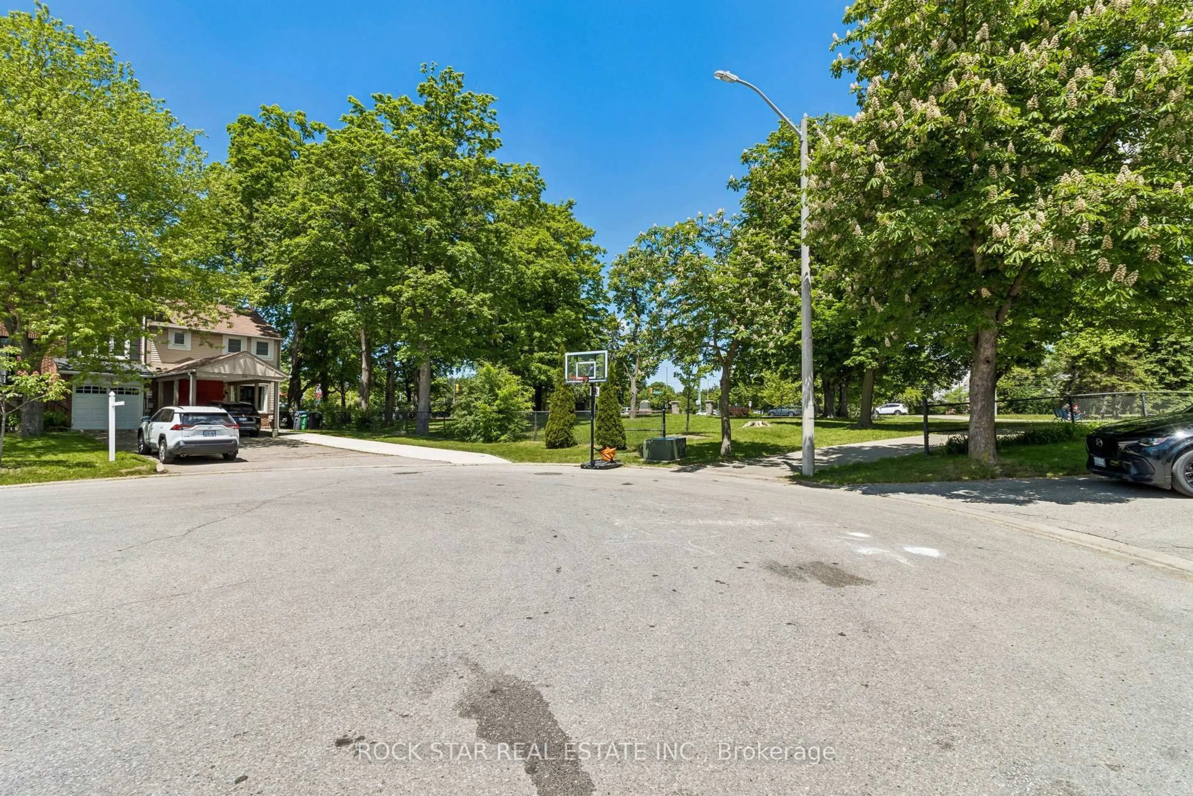 A pic from outside/outdoor area/front of a property/back of a property/a pic from drone, street for 32 Lansing Sq, Brampton Ontario L6Z 1E6