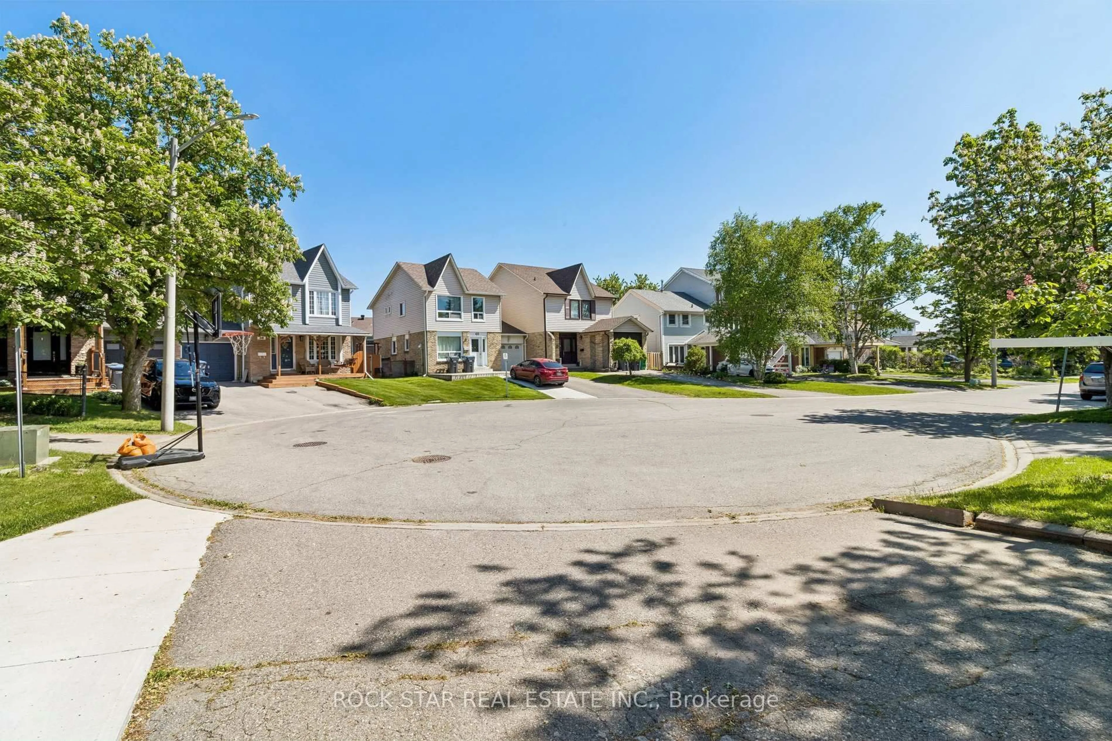 A pic from outside/outdoor area/front of a property/back of a property/a pic from drone, street for 32 Lansing Sq, Brampton Ontario L6Z 1E6