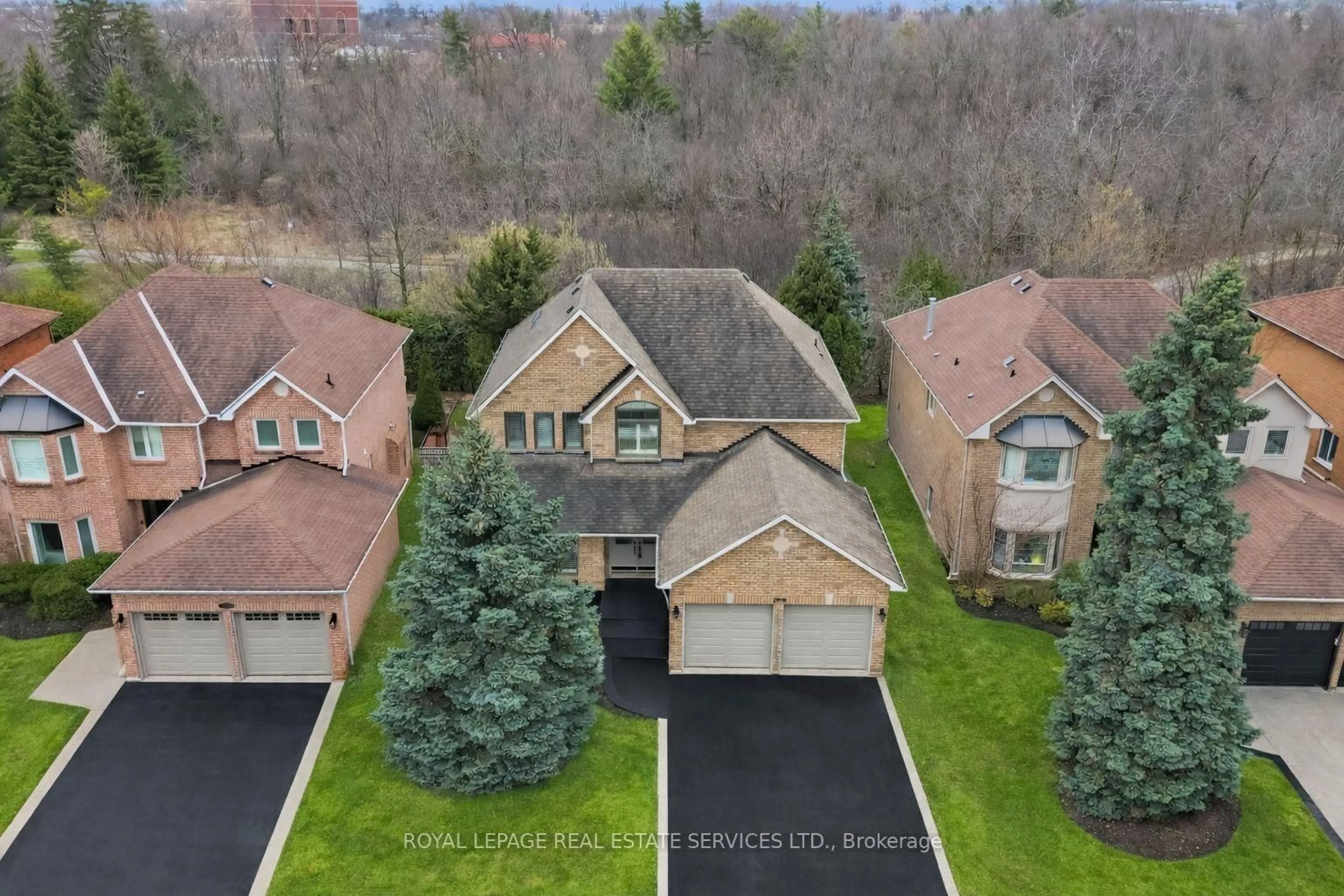A pic from outside/outdoor area/front of a property/back of a property/a pic from drone, unknown for 2208 Brays Lane, Oakville Ontario L6M 3J7