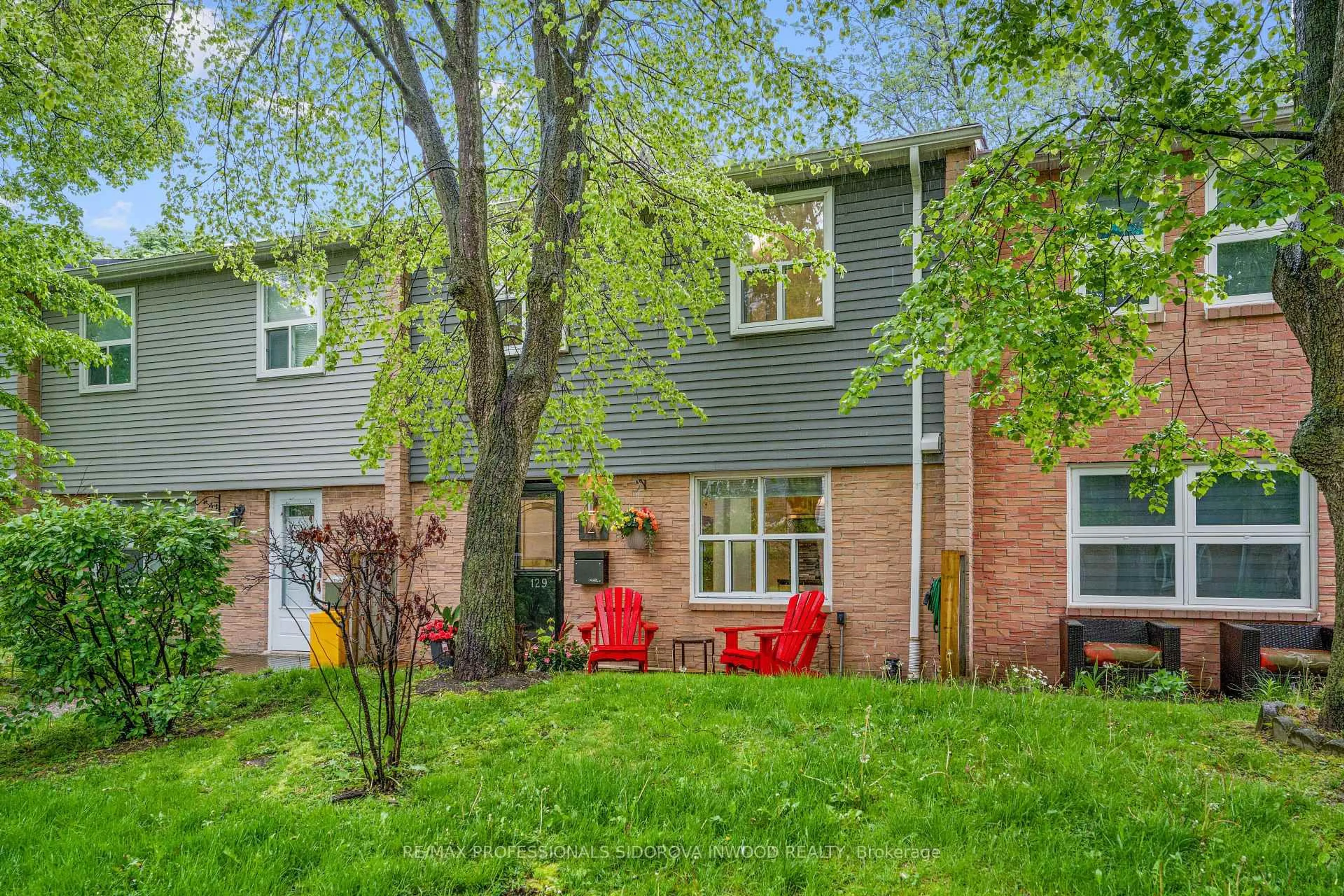 Patio, street for 1050 Shawnmarr Rd #129, Mississauga Ontario L5H 3V1