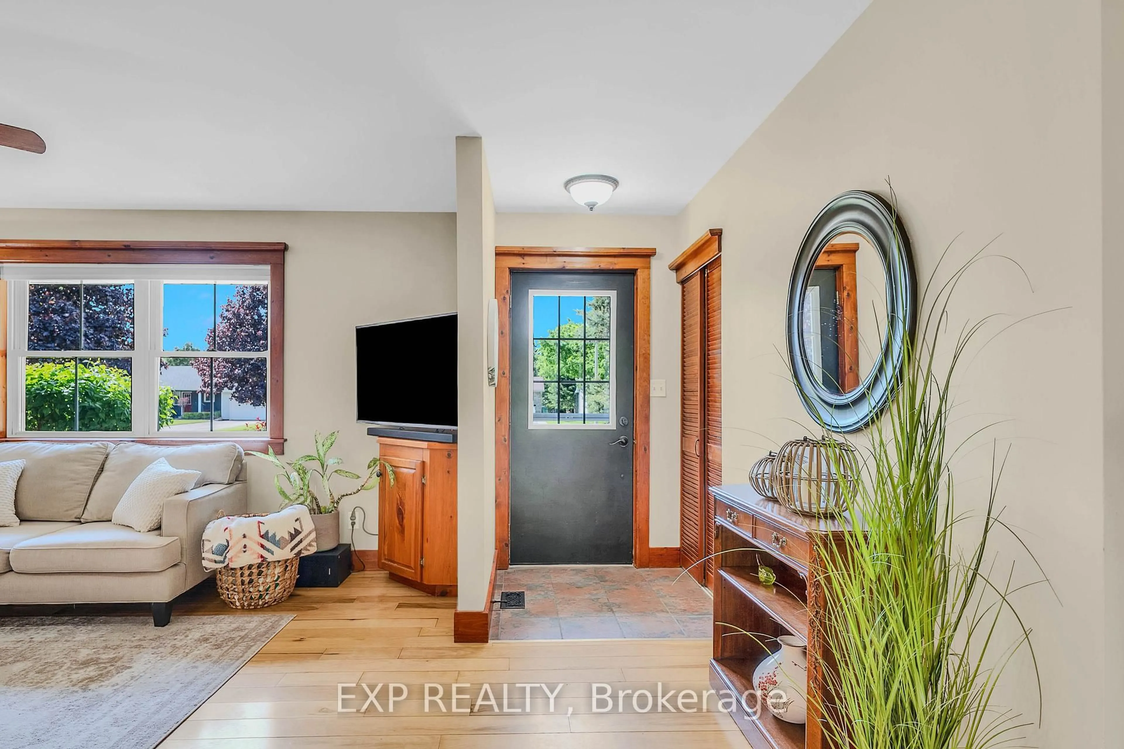Indoor entryway for 29 McClellan Rd, Caledon Ontario L7K 0C9