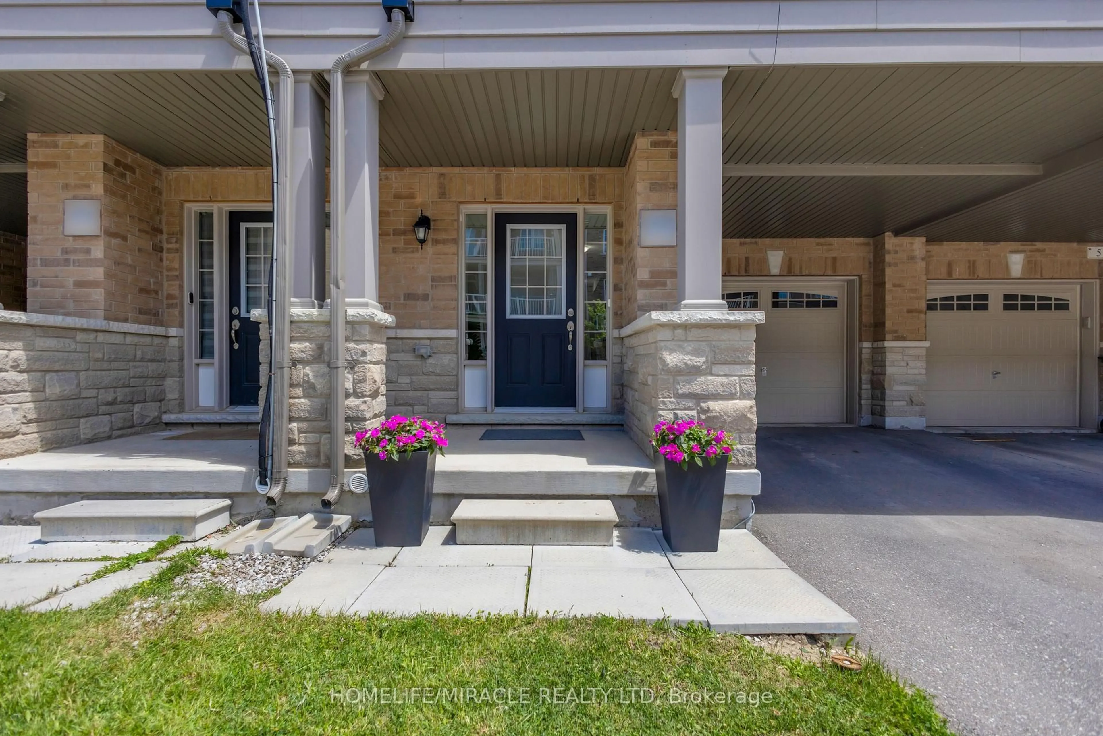 Indoor entryway for 7 Haymarket Dr, Brampton Ontario L7A 5C3