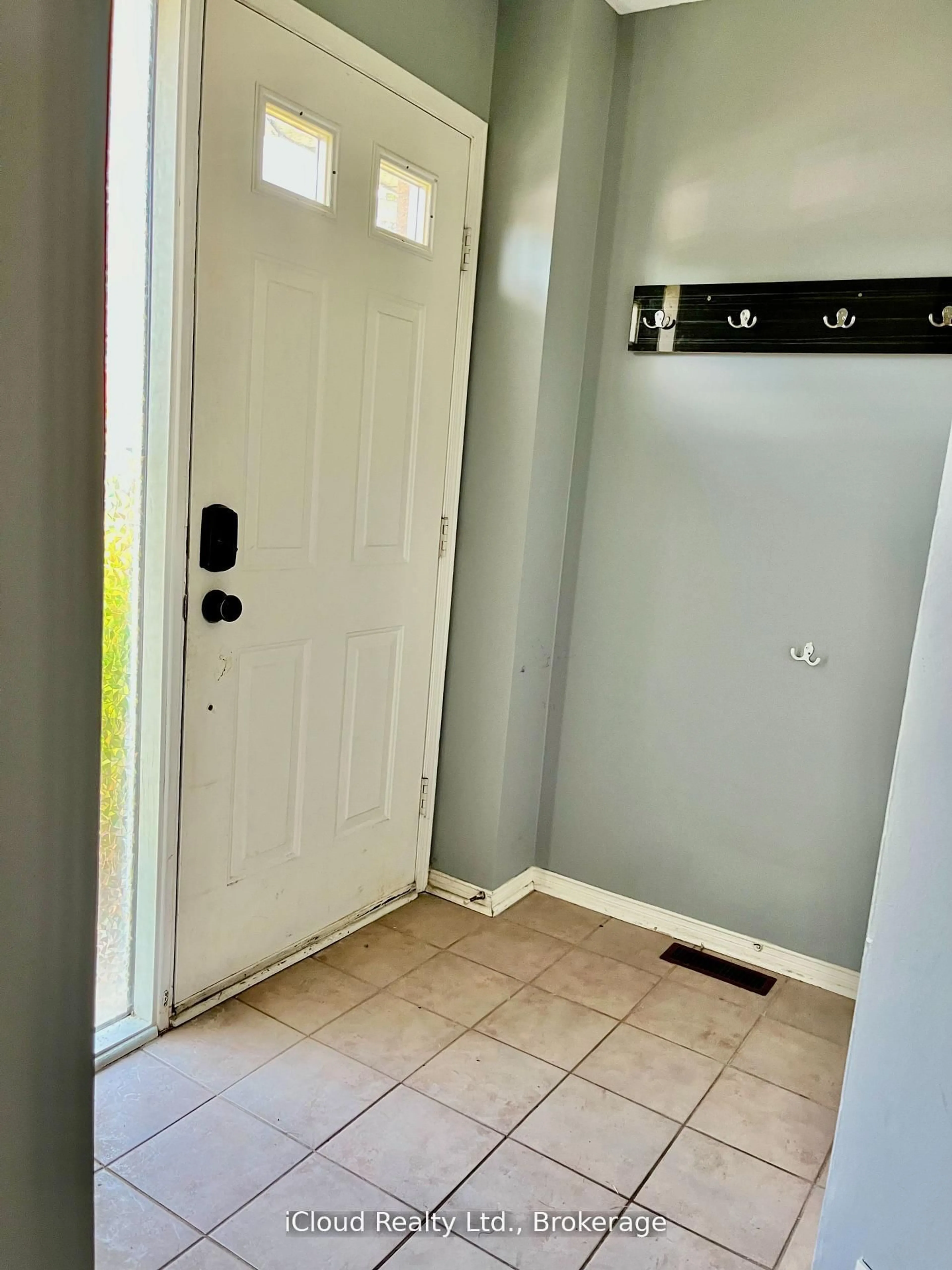Indoor entryway for 40 Glenashton Dr, Oakville Ontario L6H 6G2