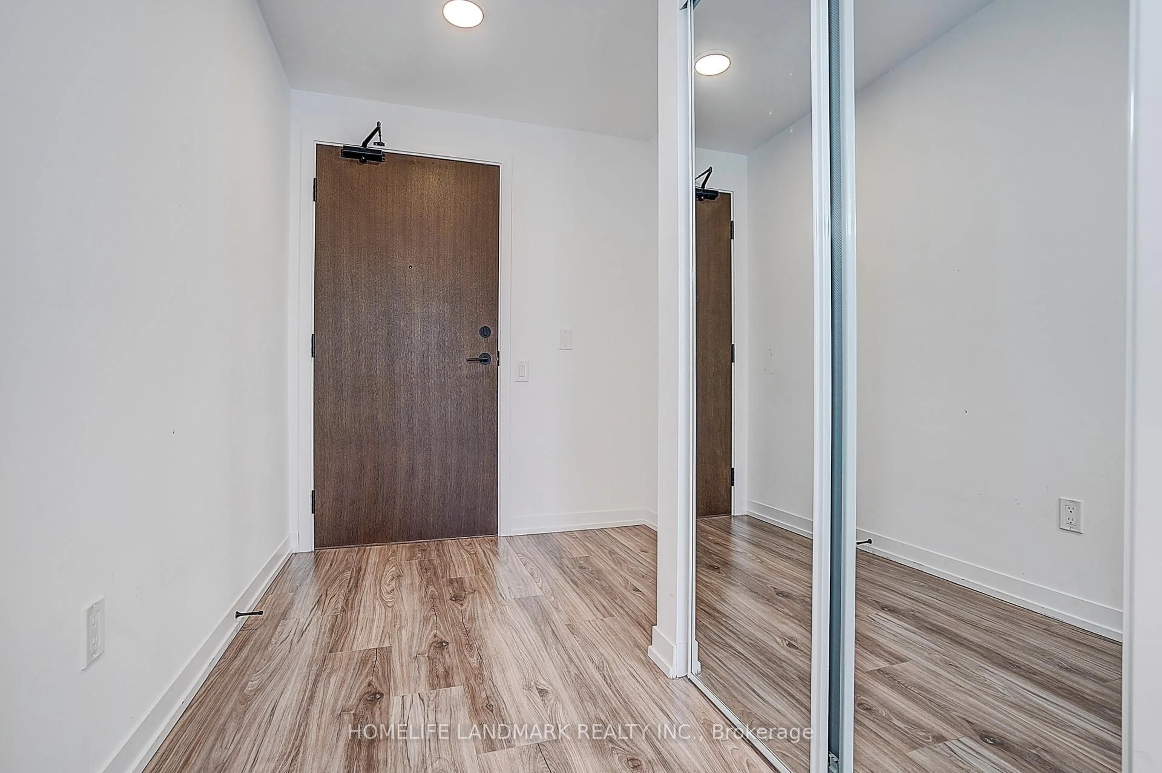 Indoor entryway for 4065 Confederation Pkwy #3208, Mississauga Ontario L5B 0L4