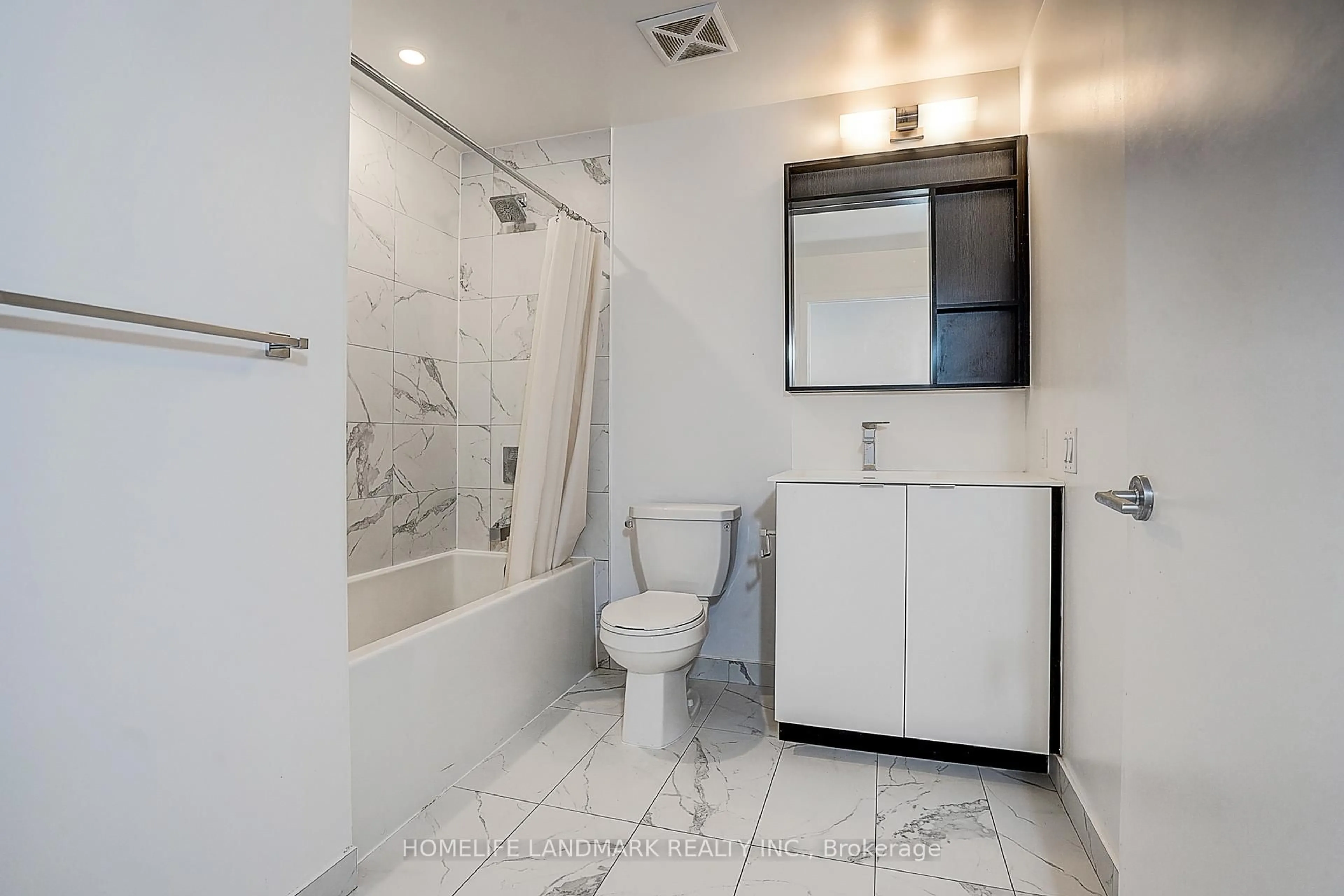 Standard bathroom, ceramic/tile floor for 4065 Confederation Pkwy #3208, Mississauga Ontario L5B 0L4