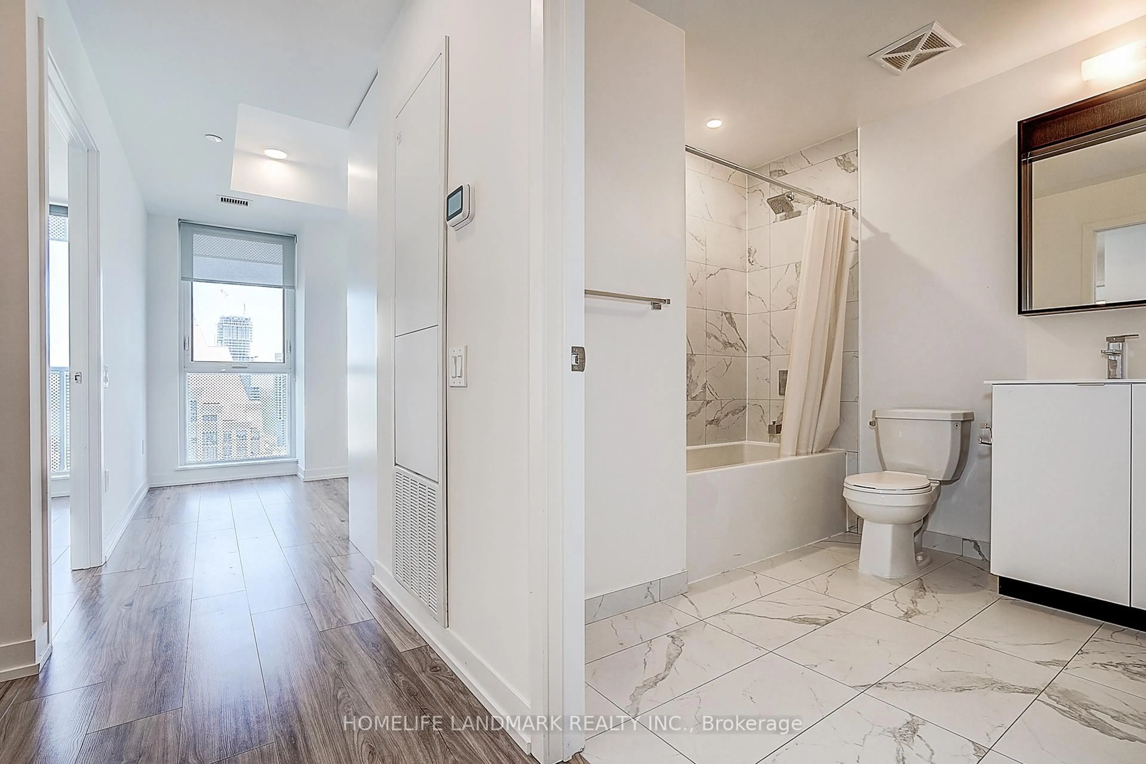 Standard bathroom, unknown for 4065 Confederation Pkwy #3208, Mississauga Ontario L5B 0L4