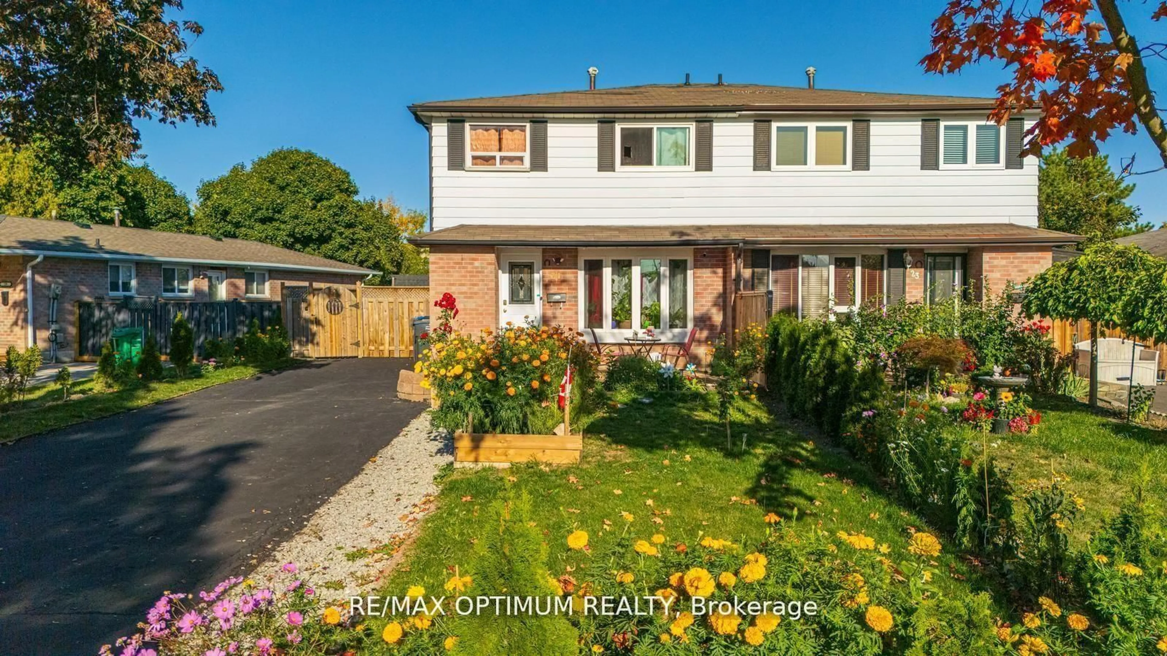 Home with vinyl exterior material, street for 21 Juniper Cres, Brampton Ontario L6S 1J9
