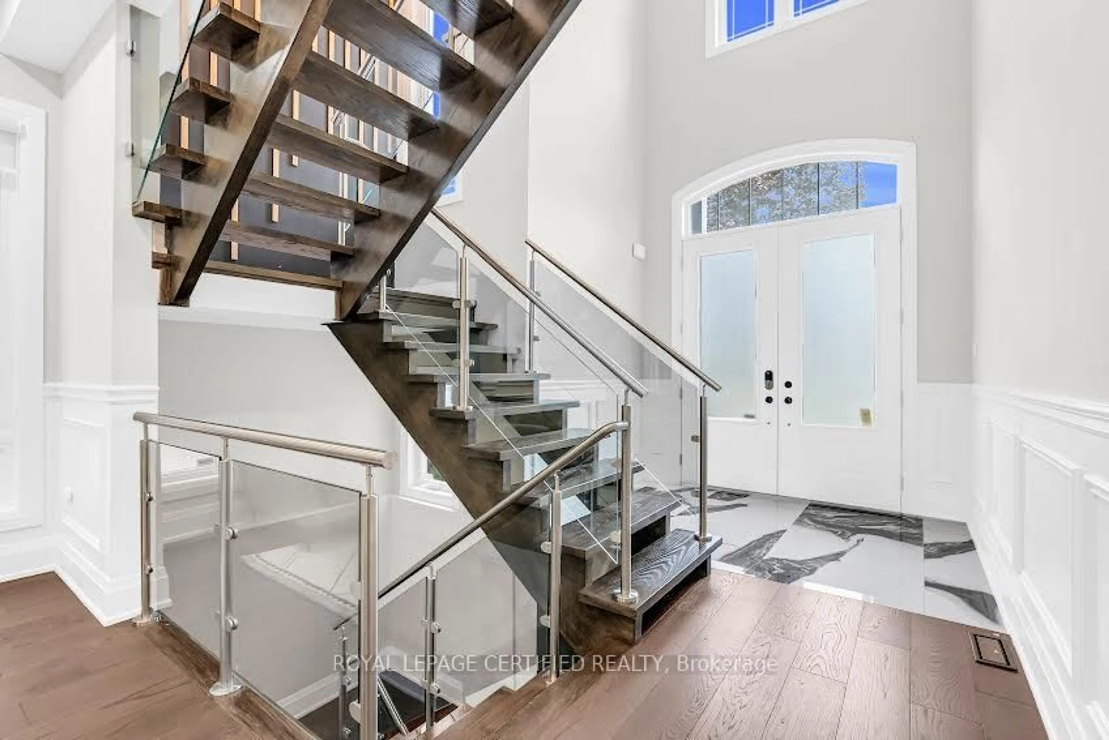 Stairs for 185 Burloak Dr, Oakville Ontario L7L 4W4