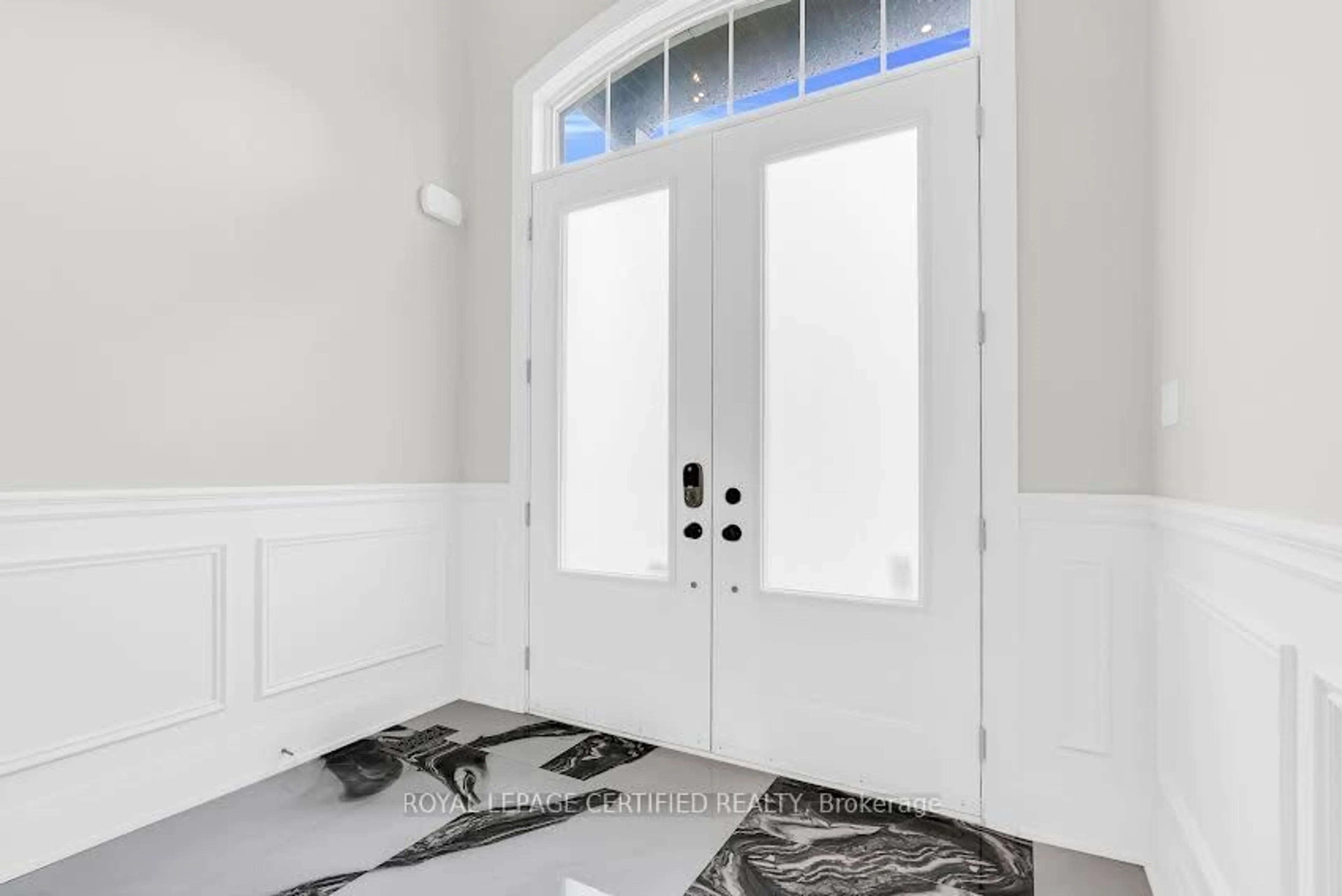 Indoor entryway for 185 Burloak Dr, Oakville Ontario L7L 4W4