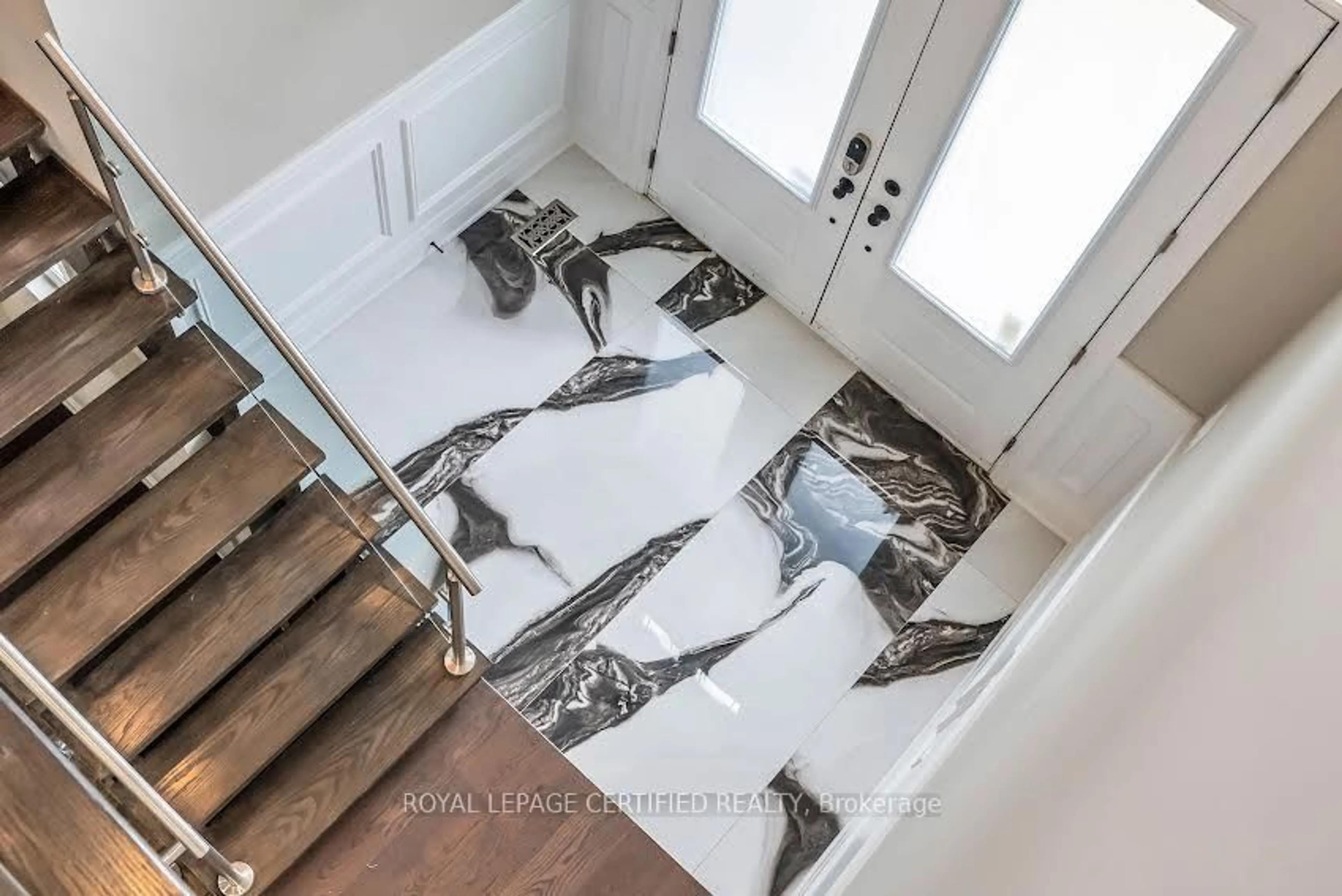 Indoor entryway for 185 Burloak Dr, Oakville Ontario L7L 4W4