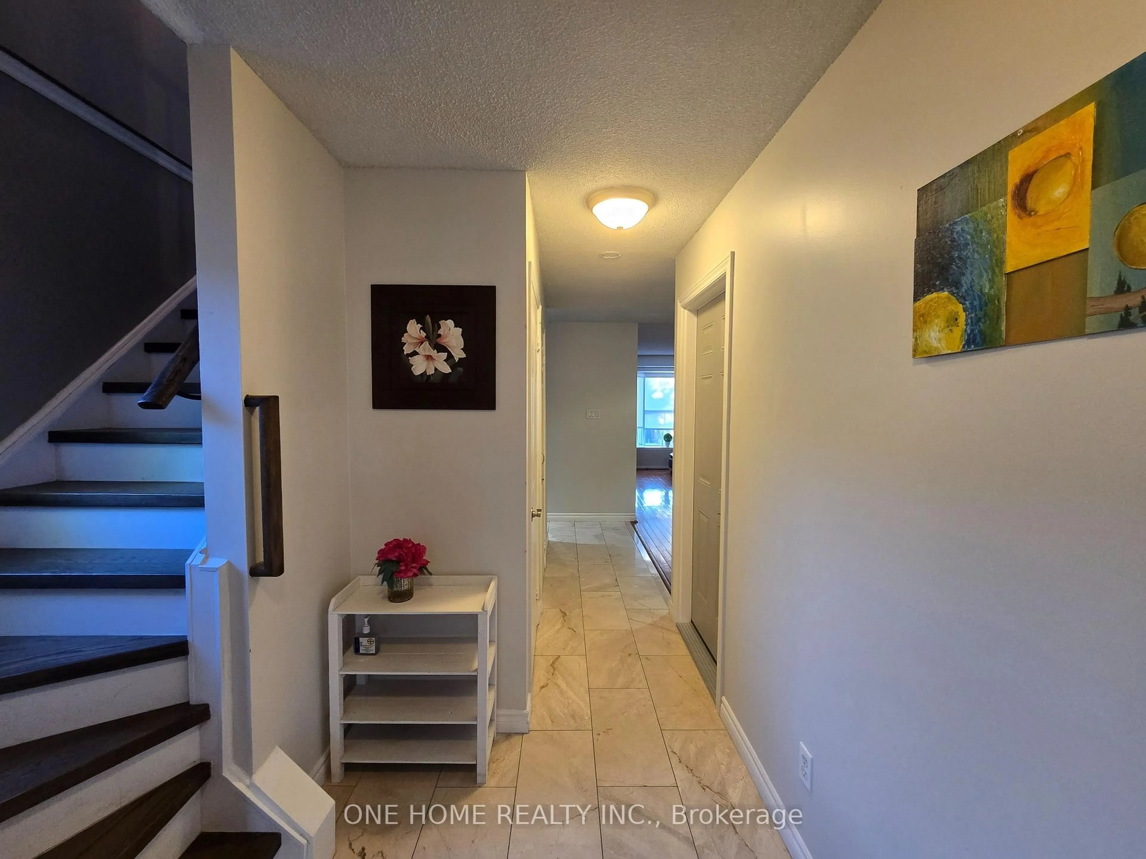 Indoor entryway for 574 Galloway Cres, Mississauga Ontario L5C 4G6