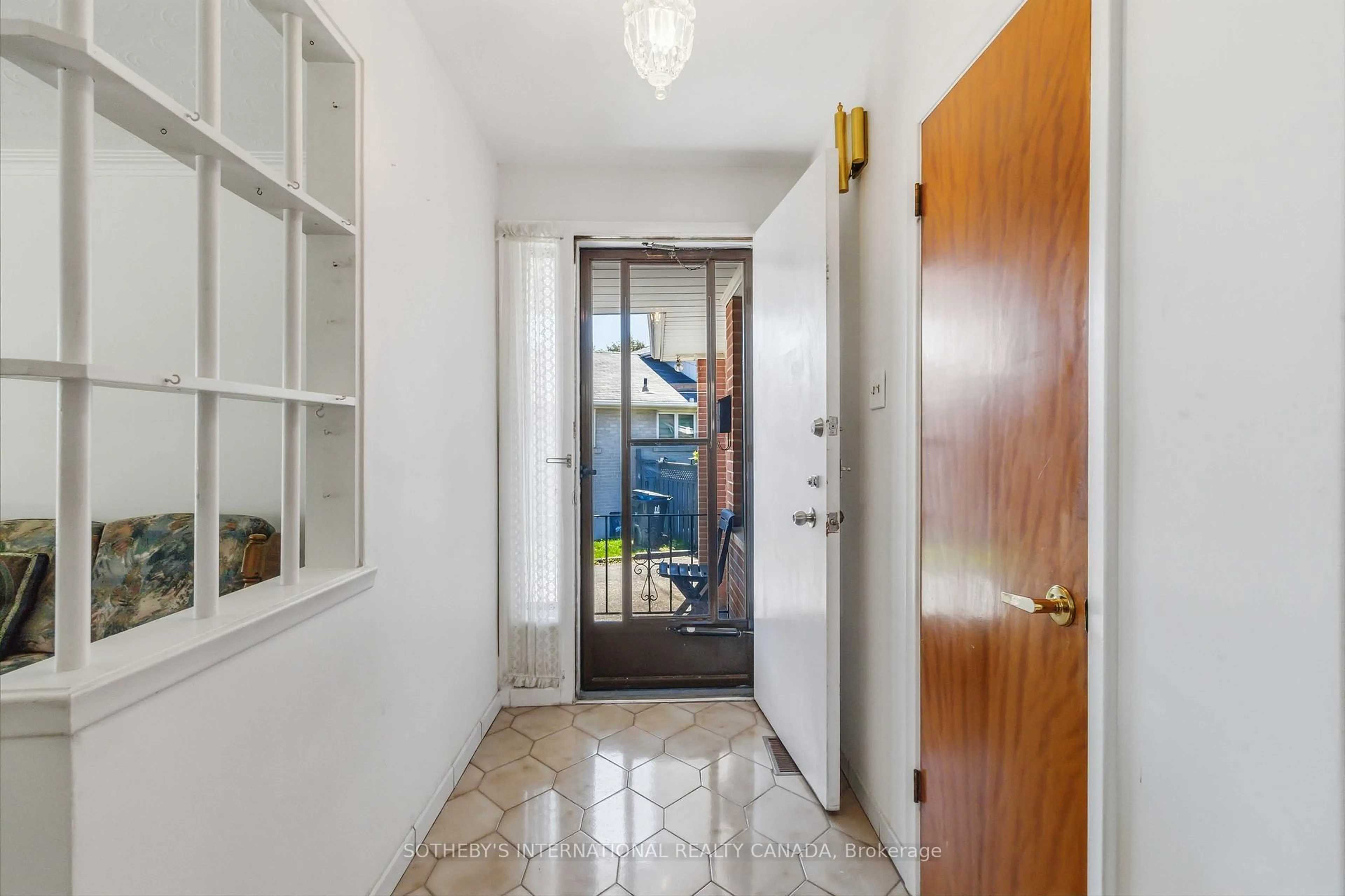 Indoor entryway for 11 Pagoda Pl, Toronto Ontario M9V 2V2