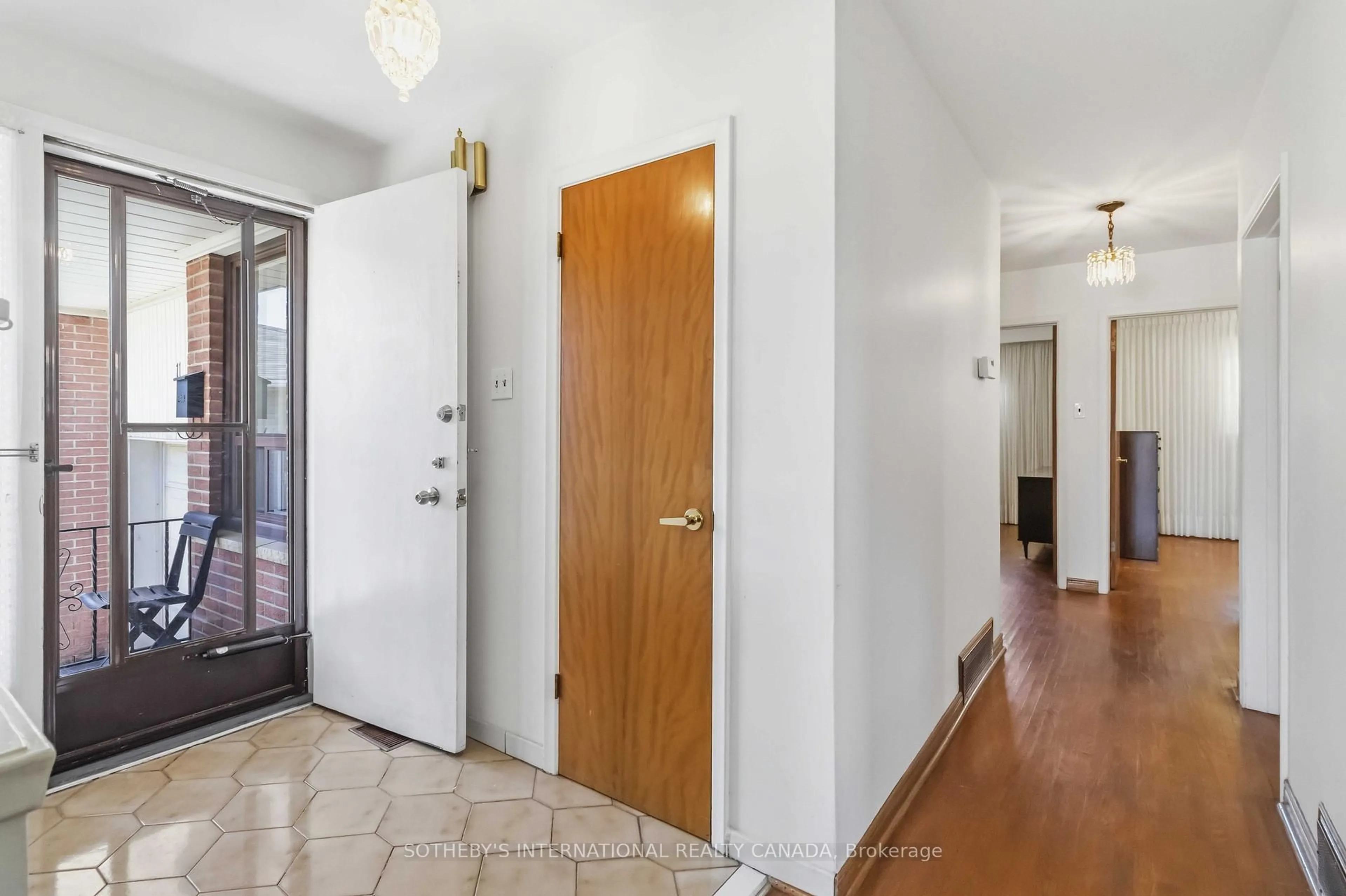 Indoor entryway for 11 Pagoda Pl, Toronto Ontario M9V 2V2
